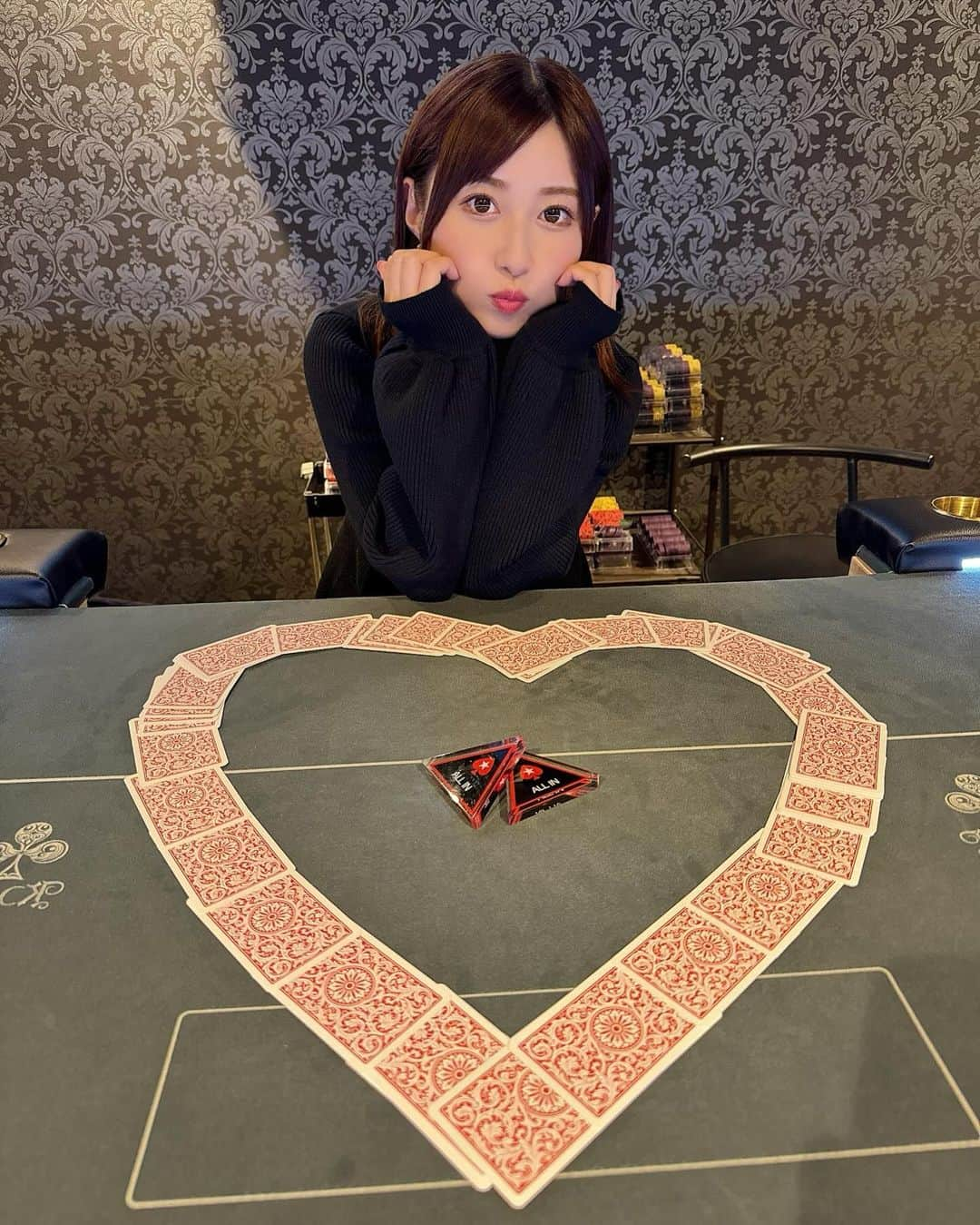 成瀬心美さんのインスタグラム写真 - (成瀬心美Instagram)「♠️♥️  昨日はポーカーオフ会でした✨  やっぱりこのイベント大好きだなぁ☺️  本当に楽しくて楽しくて テンションずっと上がってました❣️  来てくれたみんなもありがとう🃏  もうやりたいです。笑 でも次回は12/26にやるからね💫  昨日イベントが終わって ファンの皆さんが 私が前に食べに行っていた 近くのご飯屋さんに行こうかと 計画しているところにでくわしまして。  そのままそのお店の前まで 一緒につらつらと歩いて行ったんだけどね。  「ここみん食べてたの確かこれだよね？」 って聞かれたから、そうだよ！って答えたの。  そしたらみんなが ˗ˏˋ  わかったー！ばいばーい！ ˎˊ˗って ぞろぞろとお店に向かって行ったんだけど。  久々になんかグッと来ちゃったよー。  みんなの背中見ながらさー 誰1人として同じ都道府県には住んでなくて 日本全国から集まったみんなが 年齢もバラバラでさ！  普通に生きてたら きっと出会ってないし、顔も知らなければ この世に存在してることすら 知らないままだったみんなが 私って存在をきっかけに出会って 少しずつイベントで会話するようになって いつしか一緒にご飯まで食べに行くような仲に なってるんだもんなーってね！笑  私のファンの方々って みんな仲良くて イベントのない日でも集まってご飯食べたり テーマパークで遊んでたり 一緒に別のライブに行ったり 私がいないところでも 交流が深まって行ってるのは 心からとても嬉しいよ！ありがとう☺️  いくら仲良くなっても 私がいなくなったらこの人達 会わなくなっちゃうのかな？ なんて考えることもあるんだけどさ 大人になってからの出会いってのも 大事な財産だと思うから なるべくそのきっかけで居られるように、、 って思ってるよ☺️  なんかポーカーの話から脱線したけど 昨日は本当にそれも嬉しかったんだよ！って事です🍚  さて、明日から土日！  まずは小倉競輪場だよ！ 競輪祭盛り上がってるから楽しみだ✨  そして日曜日のTBSイベントと続くけど どうぞよろしくお願いします❣️」11月24日 13時41分 - coco3ndazo