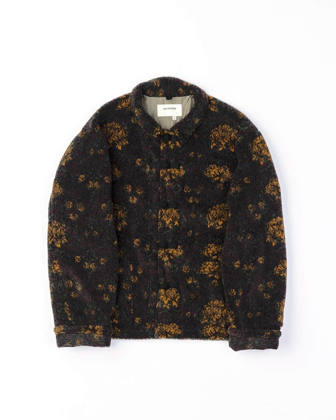 アナクロノームのインスタグラム：「. AN260 FLEECE CHINA JACKET YELLOW×BROWN  [アイテム : フリースチャイナジャケット] [Item : Fleece China Jacket]  ■23SSのチャイナシャツのシルエットに柄ボアフリースを採用し、アウターとしてアップデート。 袖口を折り返してチャイナシャツライクに着用するのもおすすめです。  ■生地 : リサイクルポリエステル 保温性が高く立体感のある柄が特徴的なボア素材。 とても軽量で、ストレスなく着用していただけます。  ■素材 : POLYESTER 100%   袖はあえて長く設計しておりますので、折り返して着用くださいませ。    海外発送も可能です。 Overseas dispatch is also possible.   MODEL 身長：173cm 体重：62kg 着用：SIZE 02」