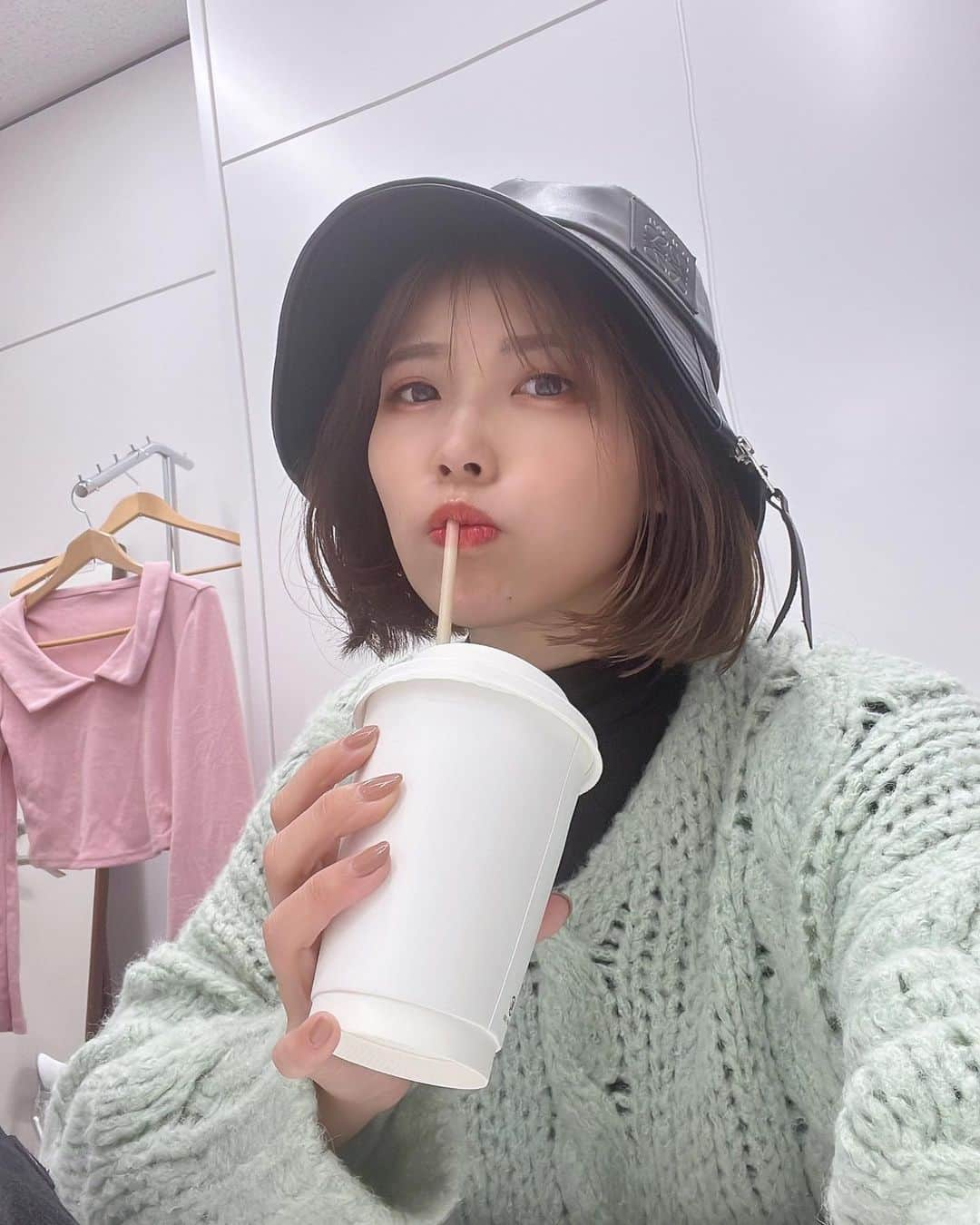 中村愛のインスタグラム：「🥤♡ ・ ・ ・ 撮影前😊の一コマ(^ ^) 今日は暖かいのでアイスコーヒーにしたよ♪  #エチオピア  美味しい🤤  都内だけ？なのか！？6時くらいまで暖かいらしい〜！ 撮影終わったら公園行くか！✨  みんな金曜日、がんばろね💪」