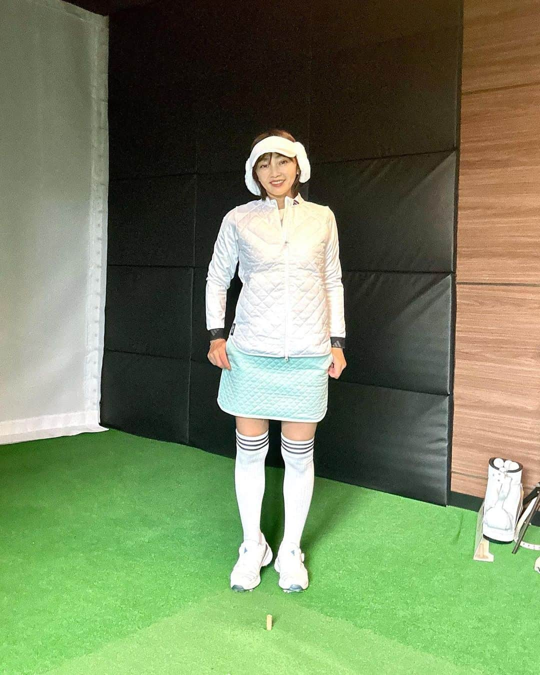 大堀貴子さんのインスタグラム写真 - (大堀貴子Instagram)「今期の秋冬ゴルフウェア⛳️🏌️‍♀️  まだ、寒かったり、暖かかったりの日が続きますが、、😩  さわやななグリーンのスカートにホワイトを合わせたコーディネート👍 寒い時は、耳当て付きのバイザーで準備万端です！  アディダス公式サイトでチェックしてね✅  今回は、スカートのみ、普段Mサイズ着用ですが、個人的に少しタイトめで丈感が短く感じたのでLサイズにしました。 ご参考までに🫡 160センチ　 トップスM スカートL 着用です。  @adidastokyo @adidasgolf #PR #adidas #ゴルフ女子コーデ」11月24日 13時44分 - takako_ohori