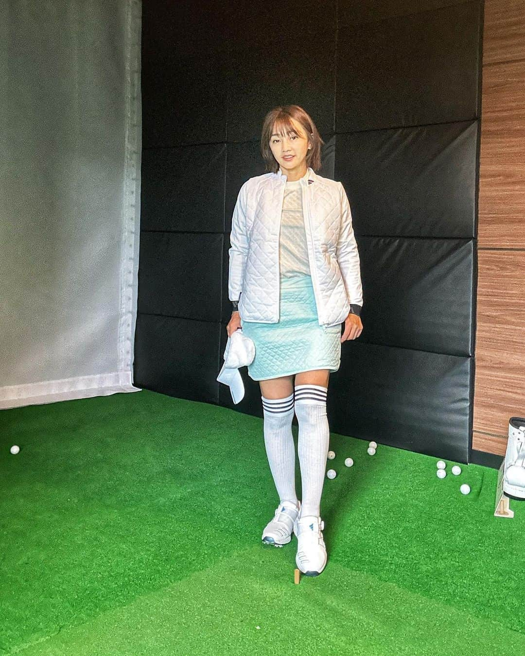 大堀貴子さんのインスタグラム写真 - (大堀貴子Instagram)「今期の秋冬ゴルフウェア⛳️🏌️‍♀️  まだ、寒かったり、暖かかったりの日が続きますが、、😩  さわやななグリーンのスカートにホワイトを合わせたコーディネート👍 寒い時は、耳当て付きのバイザーで準備万端です！  アディダス公式サイトでチェックしてね✅  今回は、スカートのみ、普段Mサイズ着用ですが、個人的に少しタイトめで丈感が短く感じたのでLサイズにしました。 ご参考までに🫡 160センチ　 トップスM スカートL 着用です。  @adidastokyo @adidasgolf #PR #adidas #ゴルフ女子コーデ」11月24日 13時44分 - takako_ohori