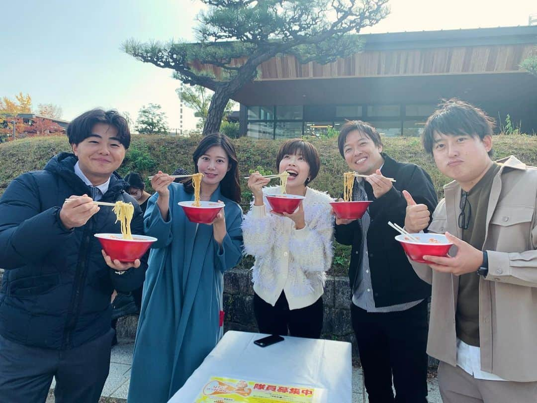 林マオのインスタグラム：「お昼ご飯 みんなで🍜もぐもぐ  美味しかったぁ❤️  ご馳走様でした！  #シノビーもぐもぐパーク #ラーメンストリート #スイーツparty  #城まち #大阪城 #読売テレビ #イベント」