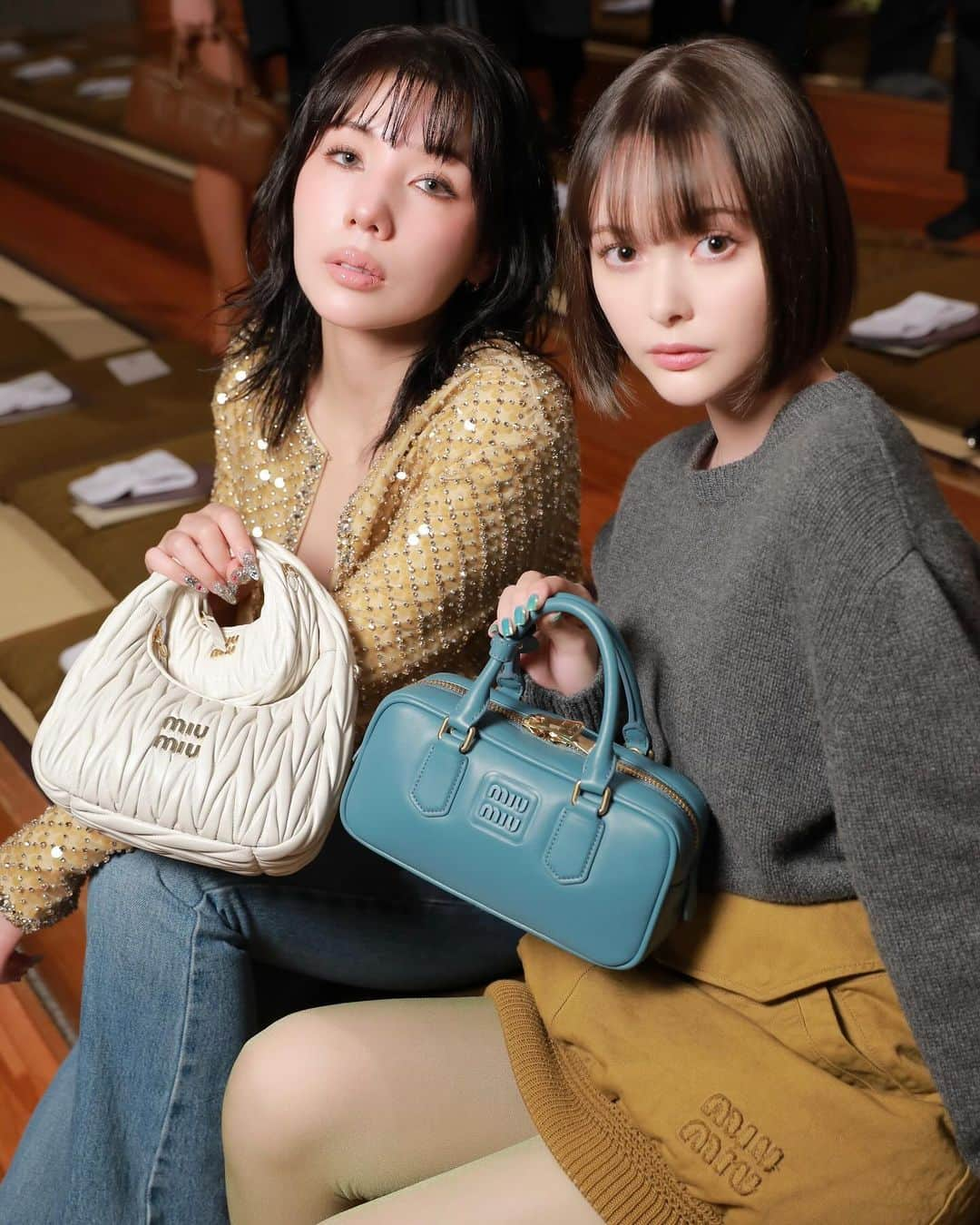 玉城ティナさんのインスタグラム写真 - (玉城ティナInstagram)「昨晩は、日本で初開催となったMIUMIUCLUBに 参加し、能を鑑賞させて頂きました。  MIUMIU青山店からほど近い銕仙会で、数少ない 女性能楽師の一人である鵜澤光さんの舞『羽衣』を 鑑賞している間、初めての事はいつになっても素晴らしい体験だなと感じていました。笛や、太鼓の音に合わせて、静かな舞なのに厳かで圧倒され、時代をこえて受け継がれている説得力に溢れていました。  MIUMIU青山店にて、女性能面製作師の宇髙景子さんが製作された3つのお面を11/25まで展示しているようなのでぜひ立ち寄って見てください🧖‍♀️  日本の伝統芸能でありながら、中々拝見する機会がなく 今回触れる事ができとてもいい経験になりました。  これからも伝統芸能、出来るだけ体験したいな…！  #MiuMiu  #MIUMIUCLUBTOKYO #PR #能  仲里依紗さんともご挨拶できて嬉しかったです🧏🏻‍♀️♡」11月24日 13時46分 - tinapouty