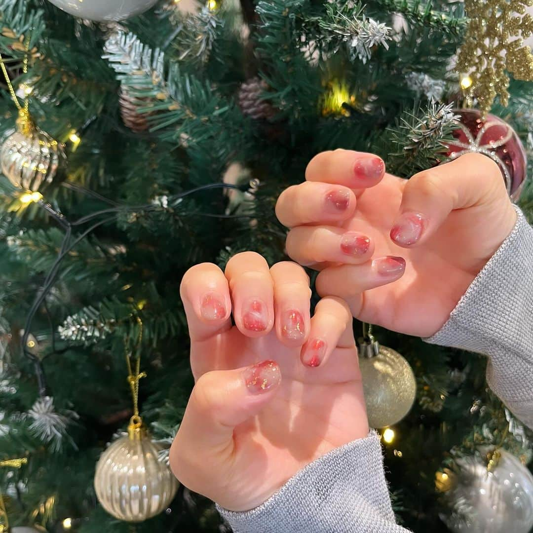 熊木杏里さんのインスタグラム写真 - (熊木杏里Instagram)「🎄Xmas color🎄 可愛いですねぇ。。 ありがとうございました！  指先を見つめながら、詩曲の制作に邁進しよう。 冬のうちに。  #kaino南青山  #ミラーネイルデザイン」11月24日 13時48分 - anri.kumaki