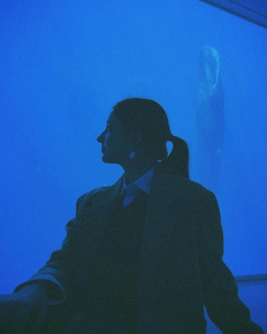 アンジェリーナ・ダニロヴァのインスタグラム：「고래와. thank you @madeindhl @kate.farm @sbsnow_insta  and everyone involved with the project and exhibition for feeling and expressing so deeply. Thank you for the awareness and sharing the message on how impactful even small daily choices and actions can be towards our nature.🐋」