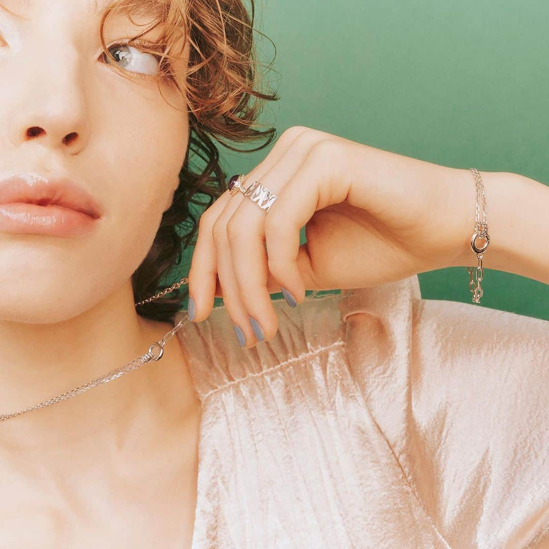 STAR JEWELRY Girlさんのインスタグラム写真 - (STAR JEWELRY GirlInstagram)「エッジのきいたシルバージュエリーを身につけて、程よい甘辛バランスを！  #necklace #charm  #ring #リング #bracelet #ブレスレット #earcuff #イヤーカフ #グレームーンストーン #ムーンストーン #graymoonstone #silver #シルバー #jewelry #ジュエリー #スタージュエリーガール #STARJEWELRYGIRL」11月24日 13時58分 - star_jewelry_girl