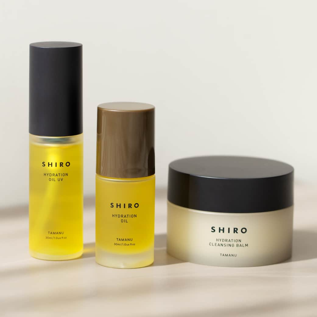 shiroさんのインスタグラム写真 - (shiroInstagram)「【SHIRO SKINCARE：タマヌシリーズ】 熱帯地域で強い日差しを浴びて育つ「タマヌ」。神の木と呼ばれるほど生命力が強く、古来より皮膚の健やかさや美容のために親しまれてきた植物です。肌を守るカロフィロイドや、美容効果が高いことで知られるオレイン酸、リノール酸を豊富に含みます。  とろけるような使用感の『タマヌクレンジングバーム』は、SHIRO SKINCAREを代表するアイテムのひとつです。スルスルとろける至福のテクスチャーで、不要な角質や皮脂汚れをメイクとともにオフ。肌に必要な栄養素をたっぷり与えて、吸い付くようにふっくらと潤う健やかな肌へと導きます。与えながら落とすケアをぜひ、体感してみてください。  #SHIRO #SHIROskincare #タマヌシリーズ」11月24日 14時00分 - shiro_japan