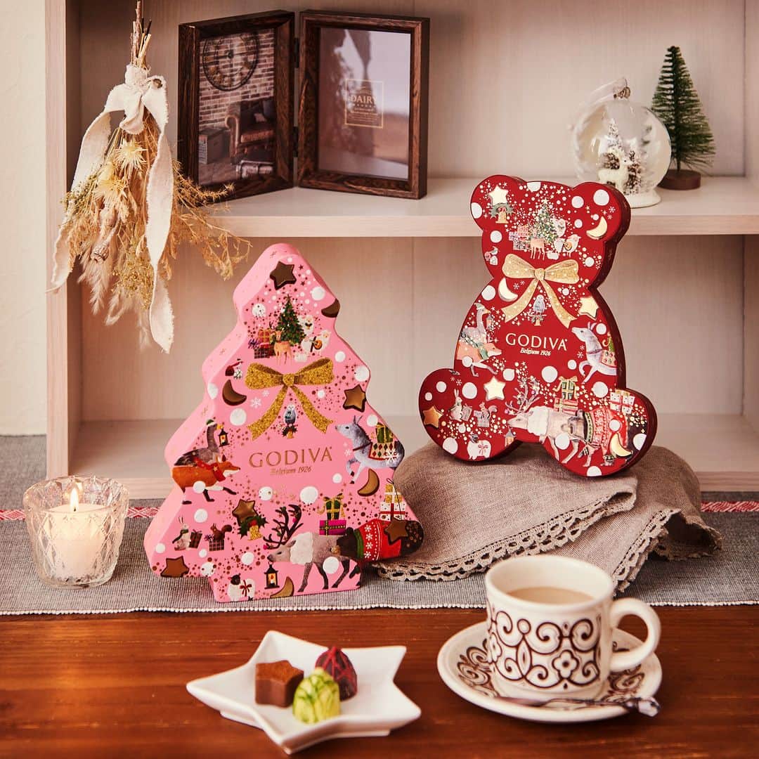 GODIVAのインスタグラム：「クリスマス感満載の可愛らしいパッケージに、ゴディバの限定チョコレートなどを詰め合わせました🎅  クマやツリーの可愛らしいパッケージで、贈り物にぴったりの商品です💁‍♀ 今年のクリスマスは、大切な人にゴディバを贈りませんか？  ==【商品詳細】================================= ■「ゴディバ 星降る森のクリスマス ベア セレクション」「ゴディバ 星降る森のクリスマス ツリー セレクション」 ■販売期間：2023年11月1日（水）～ ■取扱店： 全国のゴディバショップ、GODIVA café、ゴディバ オンラインショップ ==============================================  #ゴディバ #GODIVA #クリスマス  #チョコレート #クリスマスプレゼント #クリスマススイーツ #チョコレート好き」