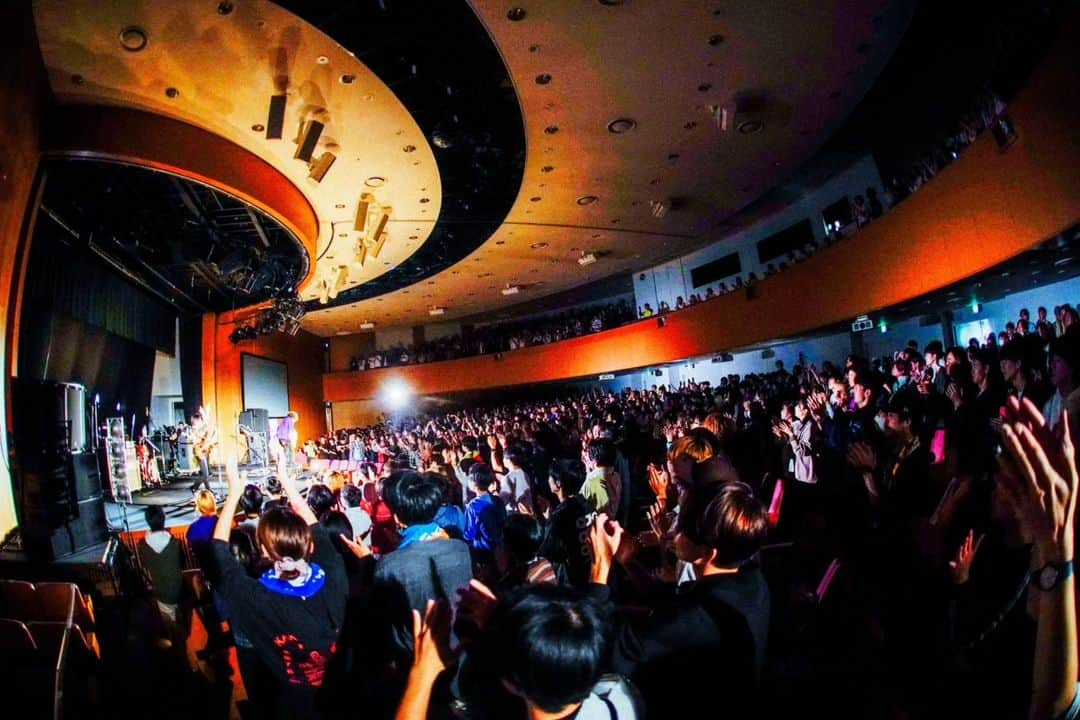 KANA-BOONさんのインスタグラム写真 - (KANA-BOONInstagram)「⁡ ⁡【第75回大樟祭 大阪経済大学×KANA-BOON ライブ】⁡  2023.10.29 大阪経済大学 学園祭  地元大阪での学園祭！ お集まりいただき、ありがとうございました！✨  ⁡⁡photo by @akaikai_69 ⁡⁡ ⁡⁡⁡ ⁡#大阪経済大学 #大樟祭 ⁡#KANABOON」11月24日 14時11分 - kanaboon_official_insta