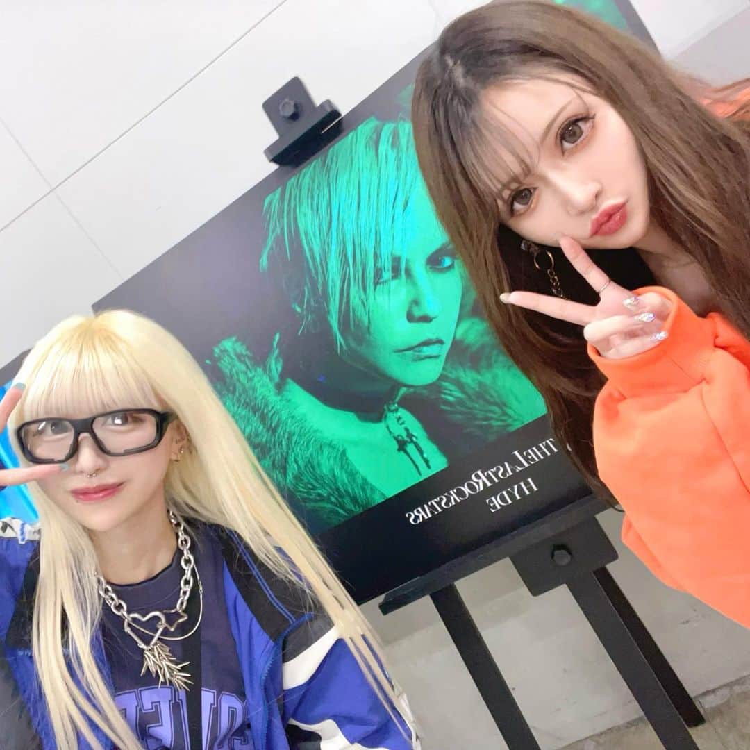桜井莉菜のインスタグラム：「ぐみてぃや @makeinuchan_ と【 @thelastrockstars 】のLIVEに参戦してきましたー🖤🖤🖤 いやーやっぱりカッコ良過ぎた😎✨ 神様大集合のアベンジャーズだからね👼👼👼👼 最高のLIVEだった😭💕 ぐみてぃやともめーちゃめちゃ久々で、積もる話があり過ぎてLIVE後ちょっとお茶でものつもりが、めちゃ長い間喋ってた🫢✨ まだまだ話し足りないから、12月忘年会しよって話に🩷 嬉しい🫶🫶🫶 こういう話になると、いよいよ今年も終わりに近づいて来たって実感するよね。 来年からやりたい事もあるし、今年最後のラストスパートみんなも悔いなき日々を🩷🩷🩷🩷🩷  #thelastlockstars#live」