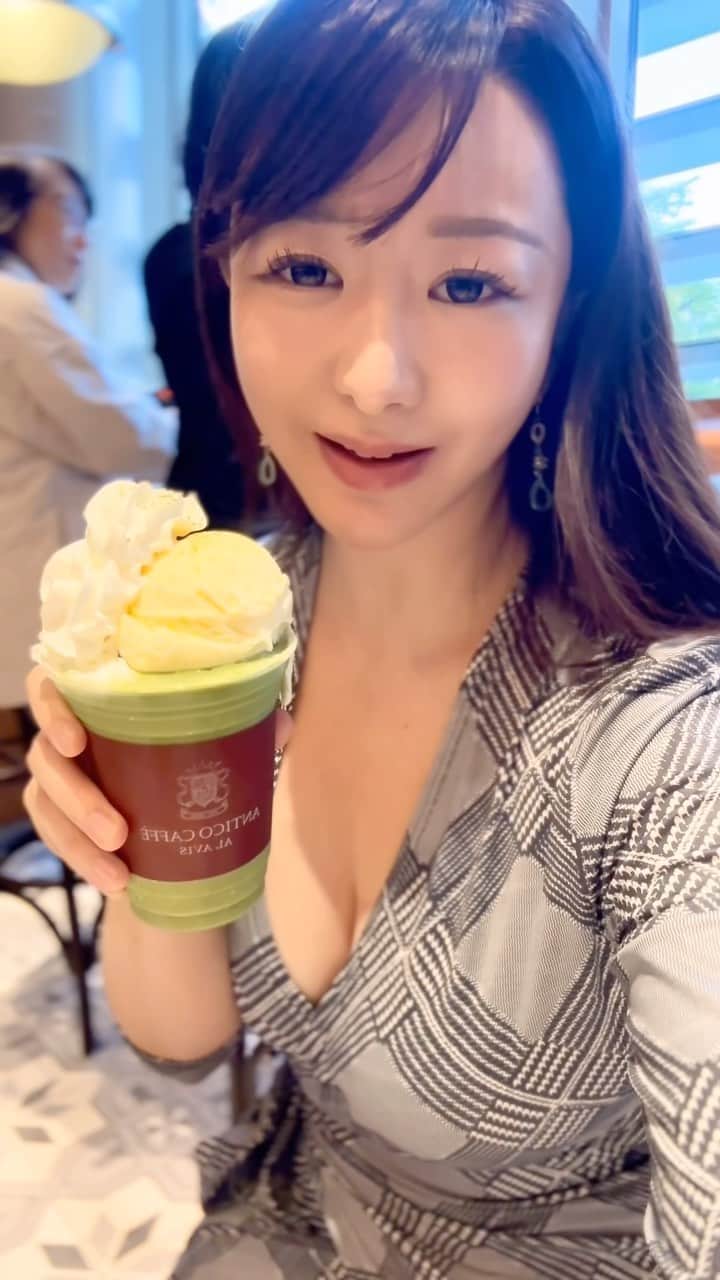 歩りえこのインスタグラム：「DMのお返事です♡ ⁡ 「自慢みたいになってしまいますが、僕の彼女は誰が見ても可愛くてスタイルも性格も頭も良く、非の打ち所がない魅力的な女性です。そして、僕よりひと回り以上若いです。モテる彼女が常に心配でつい詮索してヤキモキしまいがちです。どうしたら心配なく毎日を過ごせるようになりますか？」 ⁡ り『好きなら自分の好きな女を信用するのが男らしいと思います。パートナーを常に詮索・束縛する関係はいずれ相手も自分も疲れて遅かれ早かれ破綻してしまうと思います。 ⁡ 人は誰でもそれぞれの事情を抱えて生きているので、完璧に見える人でも欠点や苦手なことが必ずあるもの。時にはそれも引っくるめて大きな愛情で包んであげていれば、彼女が安心できる、安らげるパートナーとしてあなたを選び続けるはずです。 ⁡ それでも彼女が毎日何をしてるか気になってしまう人は自分自身のメンタルの問題。 ⁡ 誰にも取られたくないと思うのであれば彼女が求めているものを常に考え、彼女自身ができないことを助けたり、あなた自身が魅力を磨いて、頼り甲斐のある男性になるしかないと思います。 ⁡ 多少彼女の気持ちが離れたとしても、結局女性は安心安定頼れる男性のところに必ず戻ってくるものですからそんなに心配しなくて大丈夫だと思います。 ⁡ 疑ったり叱るよりも、もっと余裕を持って大きな愛で包み込むのが大切だと思いますね』 ⁡ ☟☟☟☟☟☟ ⁡ 9/29発売歩りえこ【Hカップ・ジャーニー】デジタル写真集 ⁡ 【Amazon】1320円 https://amzn.asia/d/3eF3ZRP ⁡ FANZA bookから買うと今なら90%オフ132円💕 ⁡ https://x.gd/nVPSx (リンクはストーリーやXから飛べます) ⁡ ご購入後、ブラウザやkindleからすぐに写真集を見ることができます♡ ⁡ このdigital写真集の売れ行きが良いと紙の写真集がまた出せるのでぜひ応援よろしくお願いします❣️ ⁡ 皆さまにお願い🙇‍♀️ ⁡ AmazonやDMM(FANZA)のレビューで星を付けて下さるとすご〜く嬉しいです🥹💕 ⁡ 感想を書いて頂けたら最高にありがたいのですが、時間がなかったら星を付けて頂くだけで大丈夫です！ ⁡ レビューの多さも紙の写真集発売に繋がる超重要ポイントですので、ぜひぜひ応援よろしくお願いします🥹 ⁡ 皆さんの応援を無駄にせず、次の作品に繋がるよう私もまだまだ自分磨きをして頑張っていきますね😉💕 ⁡ ーーーーーーー ⁡ 11/26はなまる撮影会残り1枠です❣️ ⁡ 先着順ですのでぜひお早目にご予約お待ちしています。りえこ愛用品1点サイン付きプレゼント🎁 ⁡ 多分年内最後の撮影会だと思います♡ ご予約はこちらから ☟ https://hanamaru-photo.com/article/13588.html (ストーリーまたは、はなまる撮影会を検索) ⁡ 🌸9/29発売【digital写真集】『Hカップジャーニー』　 https://amzn.asia/d/3eF3ZRP ⁡ 🌸歩りえこ1st写真集スフィア(講談社/撮影：山岸伸) amzn.to/3yytQ6n ⁡ 🌸『ブラを捨て旅に出よう』(講談社文庫) https://amzn.asia/d/bPt23Tz ⁡ 🌸歩りえこオフィシャルファンクラブ  fanclove.jp/club/riekoayumi ⁡ お仕事や案件のお問い合わせ ↓ riekoayumi@gmail.com ※お名前、会社名、概要、電話番号お願い致します。 ⁡ #歩りえこ  #熟女 #熟女好き大歓迎 #インスタグラビア #selfie #me #i #自拍 #selfies #tbt #follow #swag #扎心了#followme #like #tokyo #japan #selfie #f4f #ootd #photo #l4l #instagood #맞팔 #tagsforlikes #몸스타그램 #东京 　#グラビア　#sexylook #美body」