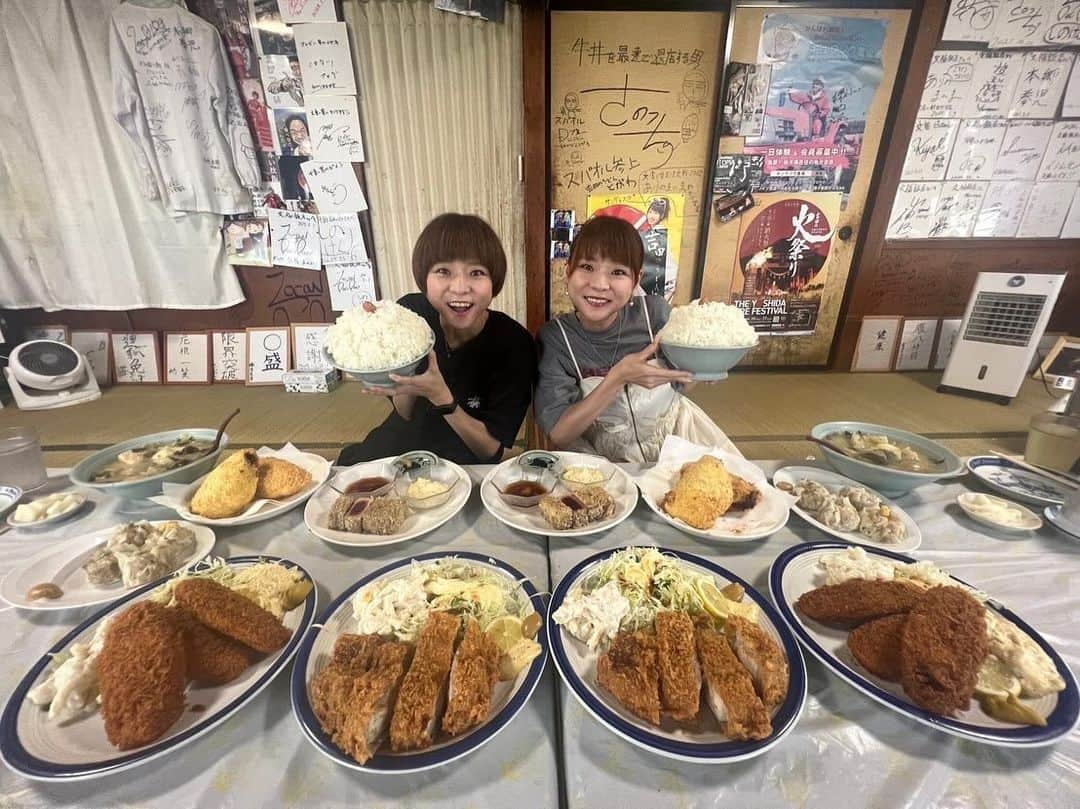 あこのインスタグラム：「文福飯店さん2回目の帰省の時の🥰揚げ物パーティーにしていただきました😍としちゃんさん、幸子さんの愛情いっぱいのお料理最高！！！次から次へと出てくるデカ盛り料理にはいつも圧倒される😂そしてどれも全部美味しい🥹✨ #文福飯店 #デカ盛り #大食い #双子 #はらぺこツインズ #大食い女子 #먹방 #대식가 #먹팔  #먹스타그램 #大胃王 #モッパン #ความตะกละ #Ham ăn #Gula」