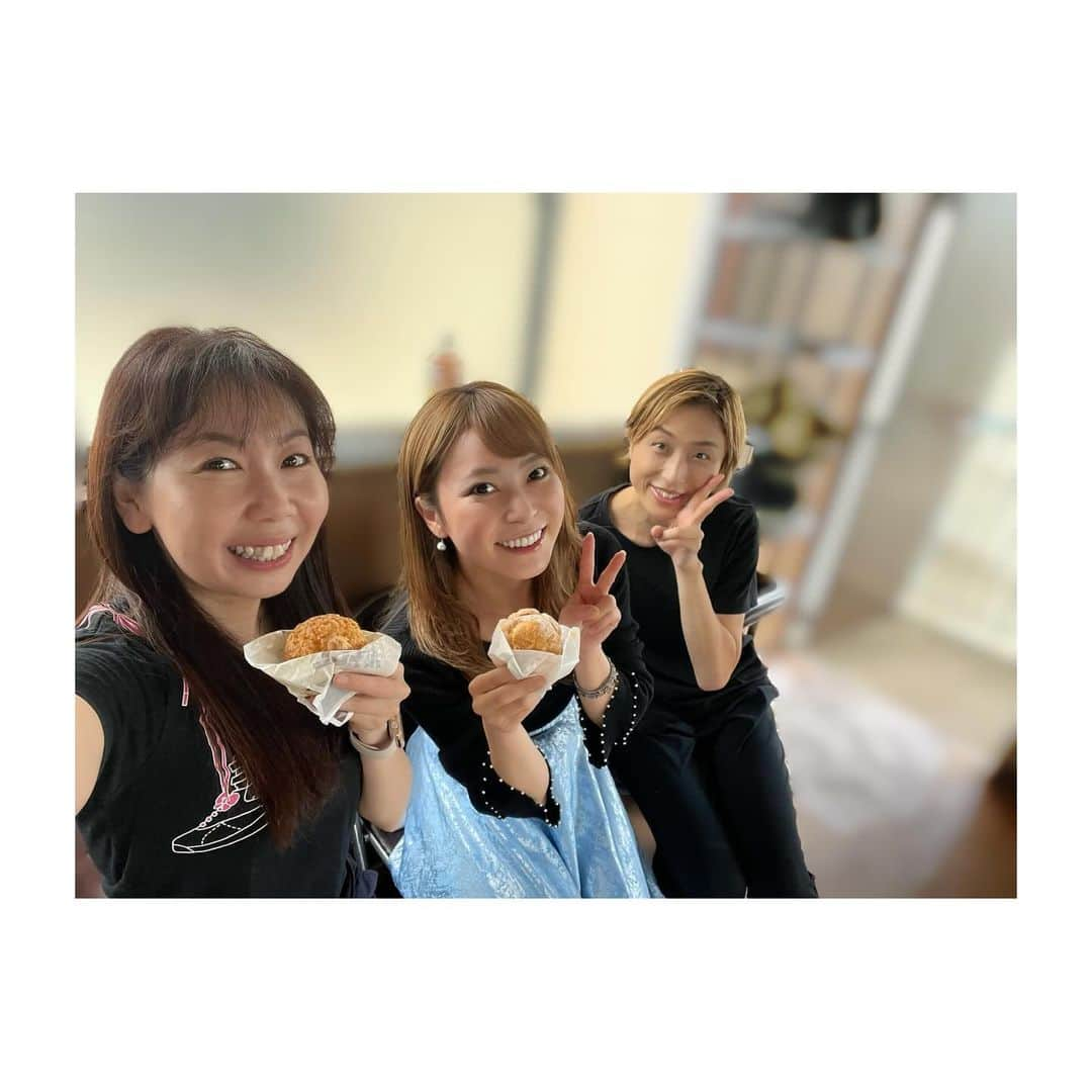 村井麻友美さんのインスタグラム写真 - (村井麻友美Instagram)「全然アップしてませんでした！ そして、お写真も撮ってない…笑  お稽古が始まった頃のお写真です！  連日『Fabulous Revue Boys』のお稽古しております！！ ショーのお稽古がはじまって10日くらい？ 3.4日で振付が終わり、固め、変更、通しの日々。  本番まであと2週間。 皆さま、お待ちしております♪ ＊ ＊ ＊ #fabulousrevueboys #ファビュラスレビューボーイズ  #レビューショー #芝居 #舞台 #神崎順 さん #賀集利樹 さん #妃那マリカ ちゃん #涼麻とも さん #10carats  #村井麻友美」11月24日 14時06分 - mayumi_murai817