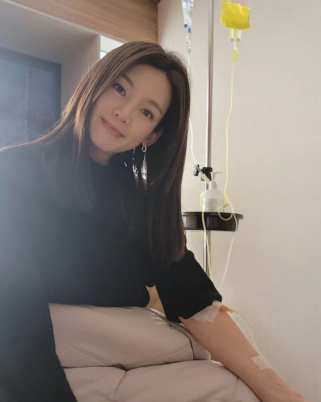 チョン・ガウンのインスタグラム：「병날때가 됐음.  한번쯤은 아파줘야 열심히 일한거같지ㅋㅋㅋ 근데 병원이 사진맛집임.. 어디서 찍어도 이쁘게 나옴  #플레이트의원  #이기호원장님  입고있는 치마는 신상준비중👍👍👍  날씬해보이는 #에이치라인스커트 #기모스커트  @amaredono」