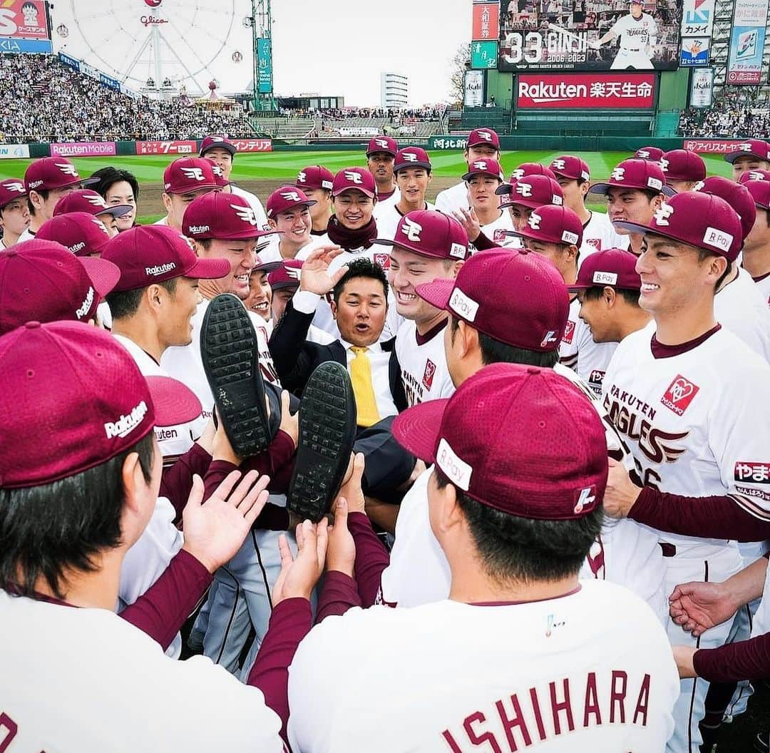 藤平尚真のインスタグラム：「.  ファン感謝祭楽しめましたかー？  今年はファンの方との距離が凄く近くて とても楽しかったです🫥  そして、銀さん‼︎ 18年間お疲れ様でした。  〝東北、仙台が大好きです〟この言葉と 3人の子供さんと抱き合う姿に感動しました。  銀さんのように東北に愛される選手に なれるように頑張りたいなと思いました☝🏻  #2023 #ファン感謝祭」