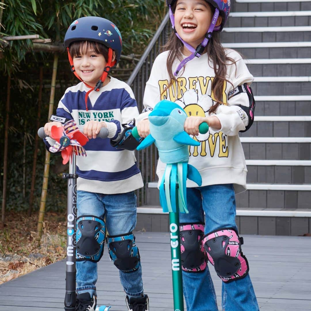 microscooters_japanのインスタグラム：「子供たちの幸せな笑い！マイクロスクーターと一緒ならいつも楽しくなります！😄😄😄😄  5歳以上の子供のためのマキシマイクロデラックスLED！5️  バランス感UP！🏋️‍♀️ 運動効果UP！  ＃マイクロスクーター＃5歳キックボード＃5歳クリスマスプレゼント＃キックスクーター＃キックボード＃自転車ヘルメット＃子供ヘルメット＃環境にやさしい＃エコ」