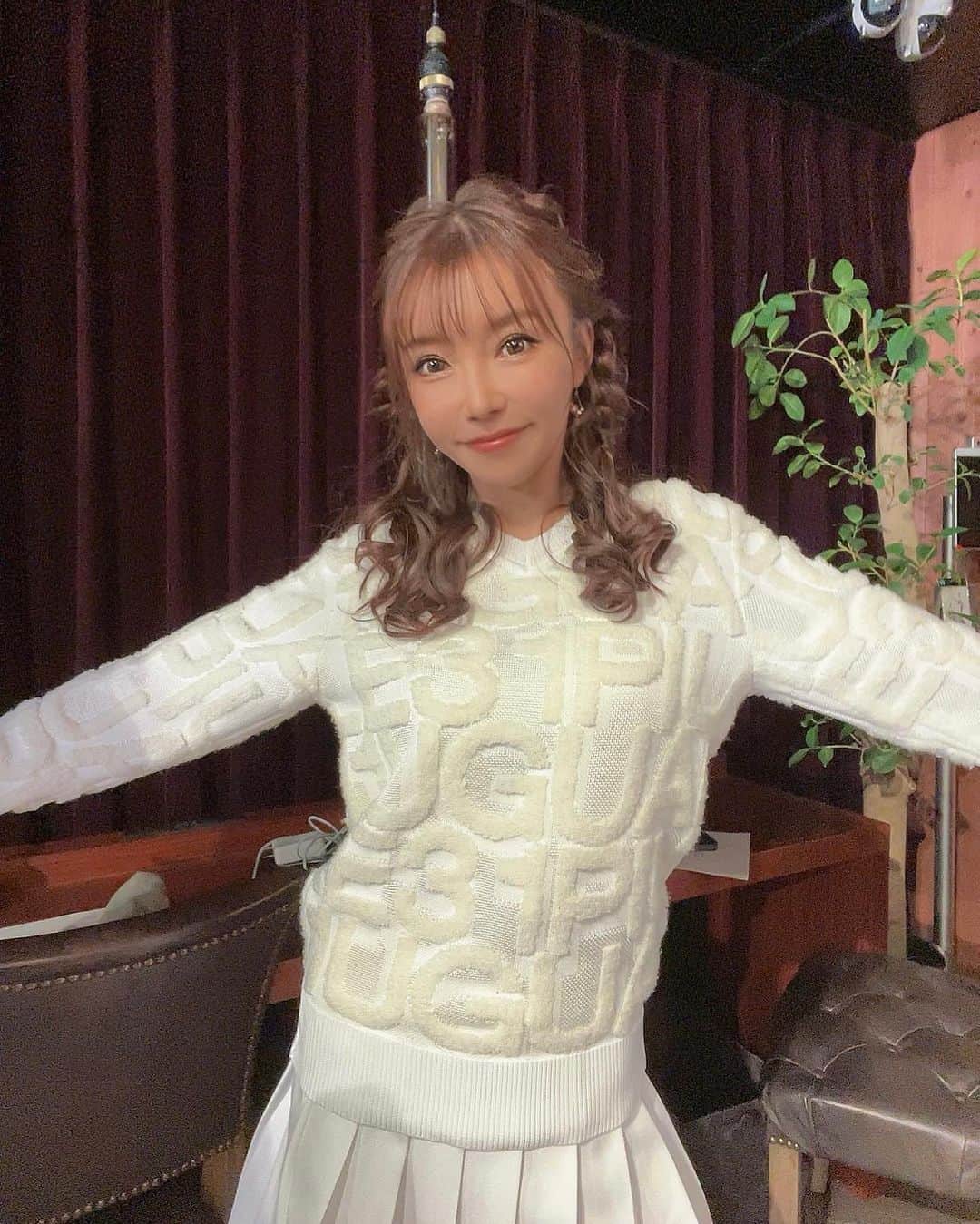 石関いづみさんのインスタグラム写真 - (石関いづみInstagram)「𝐖𝐡𝐢𝐭𝐞 𝐖𝐡𝐢𝐭𝐞 𓂃◌𓈒𓐍🕊️  ホワイトコーデ🤍 @1piu1uguale3_golf   この日のヘアスタイルは衣装に合わせてガーリーに🫧 名付けて〝編み込みツインハーフアップ〃  れんれんのアレンジも可愛い♡  ヘアメを担当してくださる カツヒロさん @litt_tokyo  陽子さん @youko.0330   いつもありがとうございます🫶  良くある質問⸝⋆⸝⋆ BSフジは無料で視聴出来ます📺  地デジに接続されているテレビアンテナケーブルを BSに差し替えるか アンテナケーブルを二股（分配器）にすると ボタン一つで地デジとBSに切り替えられて便利だよ𓆫  #BSフジ 「DEEP・ゴルフ」 毎週日曜日 20:00〜20:30 放送中 @bsfuji_deepgolf  ． ． ． ． #PR #DEEPゴルフ #DEEPgolf #岡田圭右 #ますだおかだ #ゴルフ番組 #golf #ゴルフトーク番組 #ゴルフ #プロゴルファー #ゴルフ好き #男子ゴルフ #女子ゴルフ#ゴルフ女子 #いづみんゴルフ #izumingolf #ホワイトコーデ  #冬コーデ #ニットコーデ  #ウノピゥ #ウノピゥウノウグァーレトレ  #1piu1uguale3golf #1piu1uguale3」11月24日 14時14分 - izumingolf