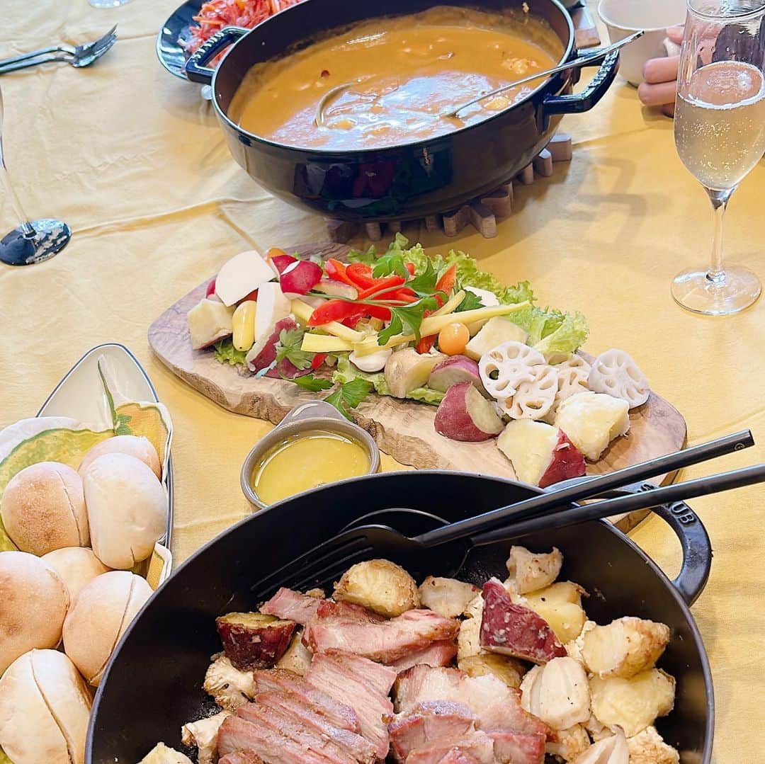 SPARAのインスタグラム：「毎回レストラン並みのお料理が出てくるけいこ家のホームパーティー❤️ いつも呼ばれてばかりで😆 本当お料理が得意って羨ましい❤️ この日は甥っ子13歳の誕生日会！ 高校生チームも普段忙しいけど、なんやかんやいつも結局集まれてるのが嬉しいね☺️ いつまでもお呼ばれしたいです笑 これからも呼んでね😁 @mensgohan」