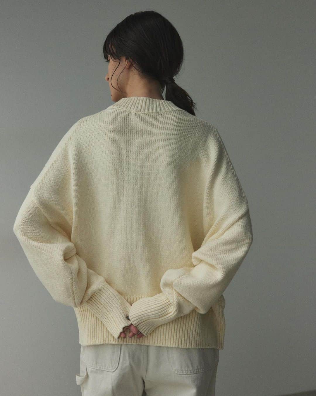 BLACK BY MOUSSYさんのインスタグラム写真 - (BLACK BY MOUSSYInstagram)「Now on sale ☑︎over size knit pullover color：L/PNK,O/WHT,L/BLU,L/GRY online limited color：BEG,NVY size：FREE price：¥19,800( tax in )  昨年即完売したoversize knit pullover(オーバーサイズニットプルオーバー)が今年も登場。 ネイビーとベージュはWEB限定となります。 綿100％で、ウールほどウォーム感はないのですっきり見え、たっぷりと身幅をとったオーバーサイズシルエット。 シンプルなデザインなので、綺麗めなボトムや、デニムなど幅広いボトムと相性が良いです。 コットン素材ですが肉感はあるので長い期間着れるおすすめアイテムです。  ZOZOTOWNでもお取扱い中 ぜひ併せてチェックしてみてください◎  LUMINE新宿店 03-5909-1125 LUMINE横浜店 045-444-0508 ㅤㅤㅤㅤㅤㅤㅤㅤㅤㅤㅤㅤㅤ #blkby#blackbymoussy」11月24日 14時15分 - blackbymoussy_official