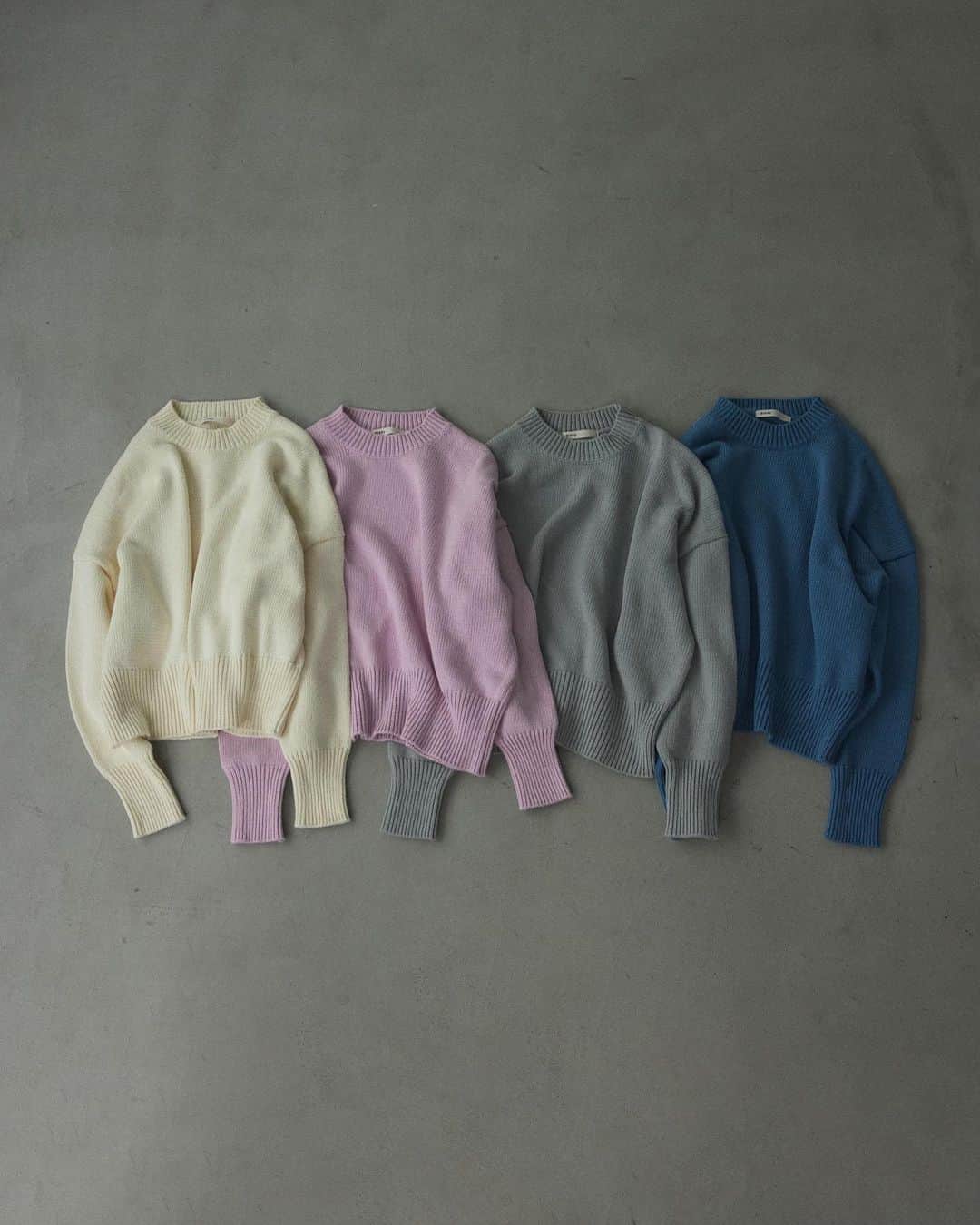 BLACK BY MOUSSYさんのインスタグラム写真 - (BLACK BY MOUSSYInstagram)「Now on sale ☑︎over size knit pullover color：L/PNK,O/WHT,L/BLU,L/GRY online limited color：BEG,NVY size：FREE price：¥19,800( tax in )  昨年即完売したoversize knit pullover(オーバーサイズニットプルオーバー)が今年も登場。 ネイビーとベージュはWEB限定となります。 綿100％で、ウールほどウォーム感はないのですっきり見え、たっぷりと身幅をとったオーバーサイズシルエット。 シンプルなデザインなので、綺麗めなボトムや、デニムなど幅広いボトムと相性が良いです。 コットン素材ですが肉感はあるので長い期間着れるおすすめアイテムです。  ZOZOTOWNでもお取扱い中 ぜひ併せてチェックしてみてください◎  LUMINE新宿店 03-5909-1125 LUMINE横浜店 045-444-0508 ㅤㅤㅤㅤㅤㅤㅤㅤㅤㅤㅤㅤㅤ #blkby#blackbymoussy」11月24日 14時15分 - blackbymoussy_official