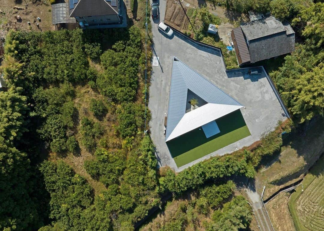 COGITEのインスタグラム：「triangle house 1/4  #炭化コルク  撮影:studio marsh 沼口紀男（ドローン撮影のみ松田岳）」