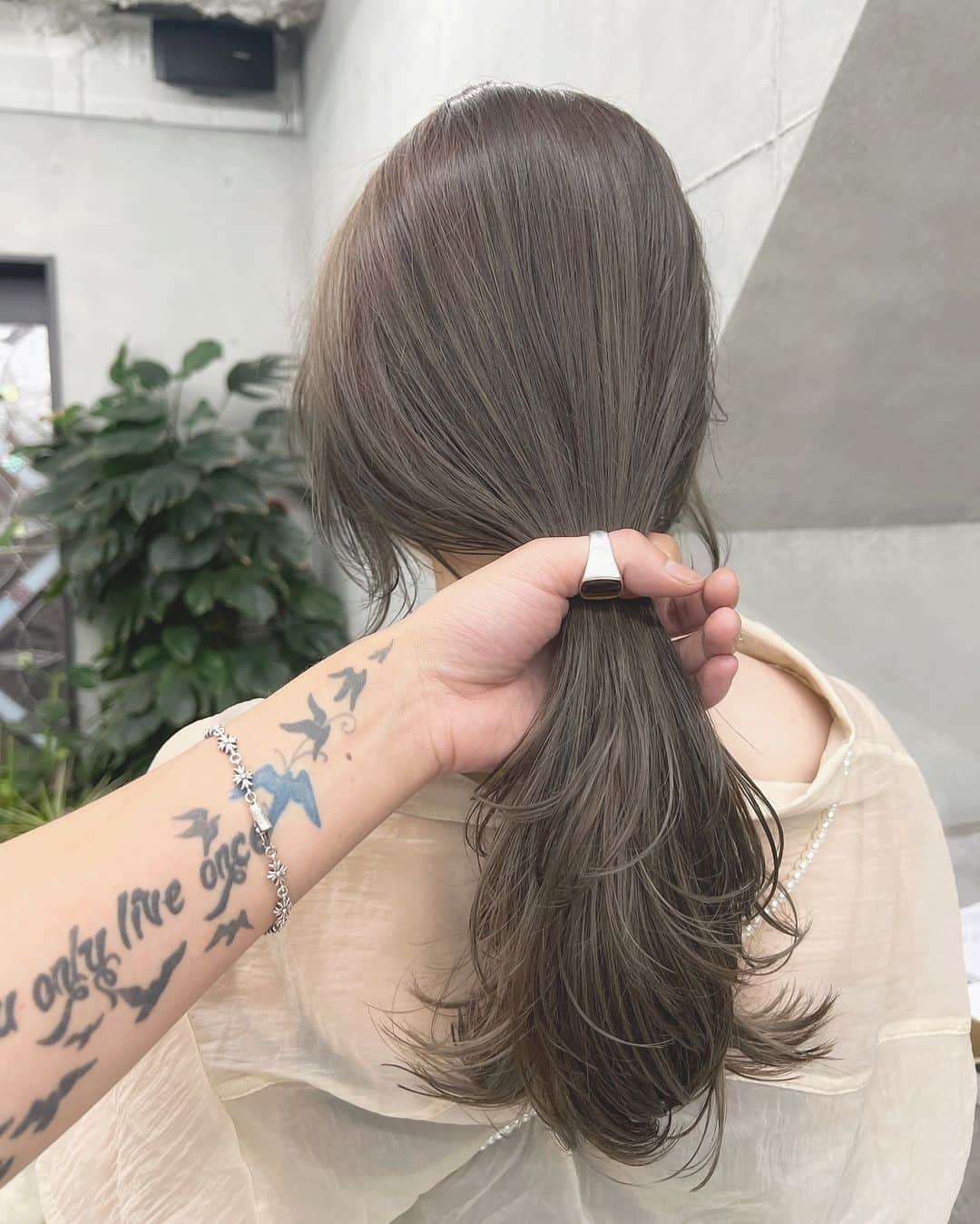 兼井遼のインスタグラム：「オリーブミルクティー＊  柔らかくほつれるヘア😌  ツヤのある 暗くても透明のある カラーならお任せください☺️  11月12月のご予約も まだまだお取りできます🙇🏻  ご質問などは コメントにてお問い合わせください！😌  #ケアカラー  #ヘアアレンジ  #ケアダブルカラー  #巻き方  #髪質改善カラー  #イルミナカラー  #ミルクティーベージュ #グレージュ  #ケアブリーチ  #ハイライトカラー  #ハイトーンカラー  #ブリーチ  #ダブルカラー   #インナーカラー  #オリーブアッシュ  #グラデーションカラー  #グレージュカラー  #ツヤトーン  #パーマ  #艶髪  #外国人風  #髪質改善トリートメント  #くびれヘア  #シースルーバング  #髪質改善  #ラベンダーグレージュ  #オリーブグレージュ  #トリートメント  #ヘアアクセサリー　#インナーハイライト」