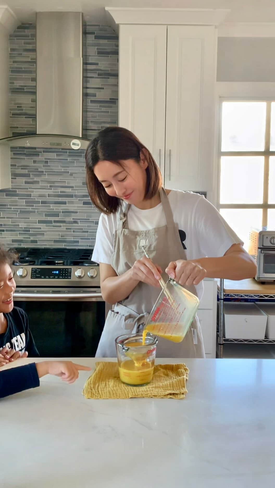 高木りなのインスタグラム：「Happy Thanksgiving🍁  毎年サンクスギビングデーは親戚のお家へ。お寿司屋さんのような甘い玉子焼きとマカロニサラダをポットラックしました。매년 땡크스기빙은 친척집에 가요. 초밥집처럼 달달한 계란말이와 마카로니 샐러드를 만들어 갔어요~」