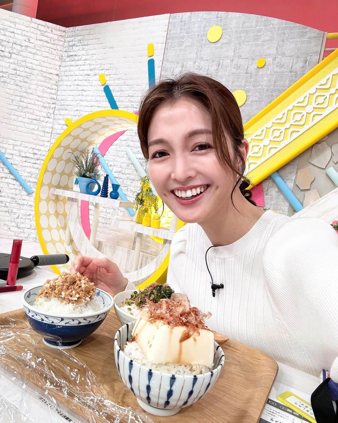 福田典子のインスタグラム：「さすがに食べ過ぎでしょう🤣 とスタッフさんたちに笑われた 白ごはん３膳🍚🍚🍚  🍚豆腐ねこまんまごはん 豆腐をドーンと乗せて、削りがつおと炒り白胡麻を上に乗せたら醤油をかけて、全体を混ぜて食べる！  🍚みそ納豆ごはん ひきわり納豆に、刻んだ長ネギ、削りがつお、みそ、一味唐辛子、おろしにんにくを混ぜて食べる！  🍚青ネギおかかごはん 青ネギを小口切りにして削りがつおと醤油で食べる！  JA全農の米穀部のみなさんおすすめの #ごはんのお供 さすがでした👏✨  今日のよじごじDaysは、 今からでも間に合う紅葉の名所を 一挙にご紹介します🍁 お楽しみに〜！  outfit #laboutiquebonbon」