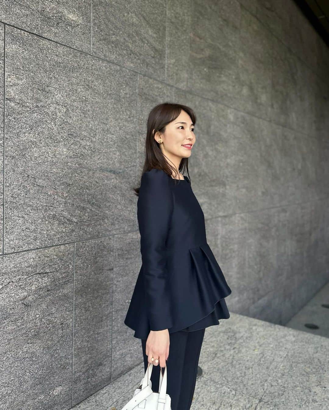 shizuka.watanabeのインスタグラム：「ANAYIのダブルクロスペプラムブラウス  同色のパンツ合わせでsetup風に着たよ🩷 @anayi_official  普段使いにもオケージョンにもぴったりなANAYIのトップスだよー！ペプラムと合わさったヒラヒラが可愛すぎる♪  tops... #ANAYI  pants... 楽天room bag... #loewe #loewebag shoes... #hermes #hermesshoes  #PR #アナイ　#きれいめコーデ #きれいめカジュアル #きれいめファッション #大人コーデ  #30代ファッション #30代コーデ #30代 #162cm」