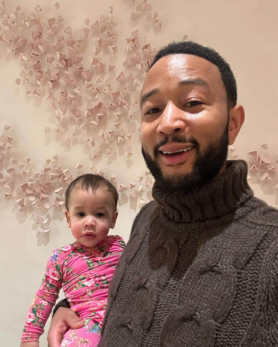 ジョン・レジェンドさんのインスタグラム写真 - (ジョン・レジェンドInstagram)「Esti’s first Thanksgiving was a success!」11月24日 14時34分 - johnlegend