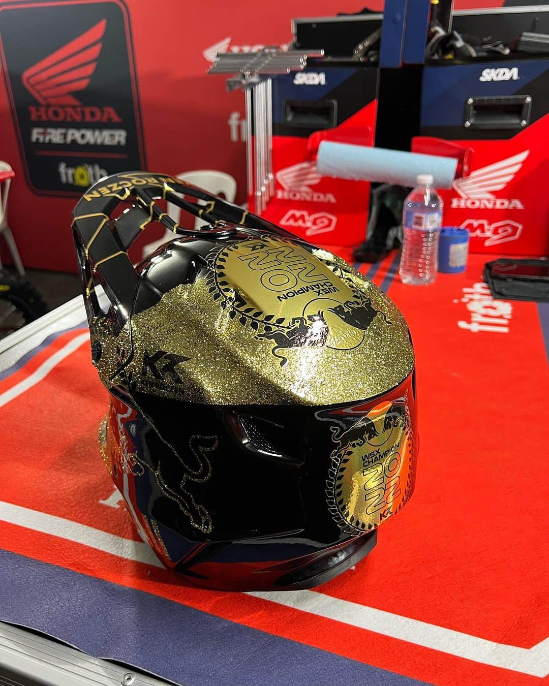 ケン・ロックゼンさんのインスタグラム写真 - (ケン・ロックゼンInstagram)「Wow @yarrivek This is special You are special. Thank You ❤️  2022 Championship Helmet」11月24日 14時36分 - kenroczen94