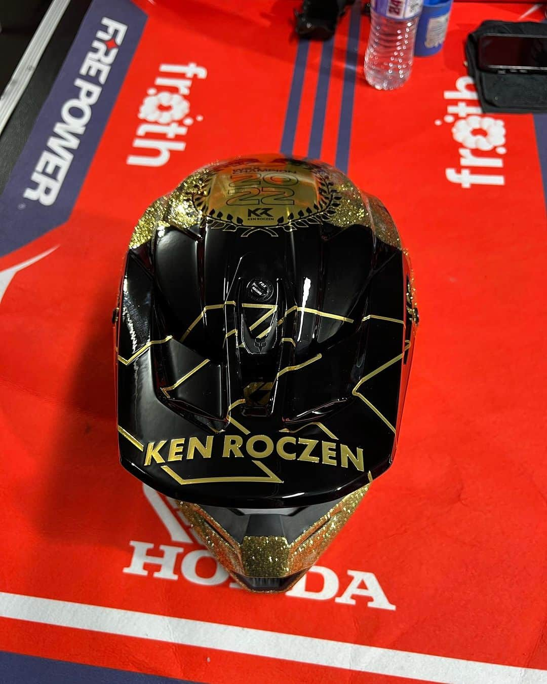 ケン・ロックゼンさんのインスタグラム写真 - (ケン・ロックゼンInstagram)「Wow @yarrivek This is special You are special. Thank You ❤️  2022 Championship Helmet」11月24日 14時36分 - kenroczen94