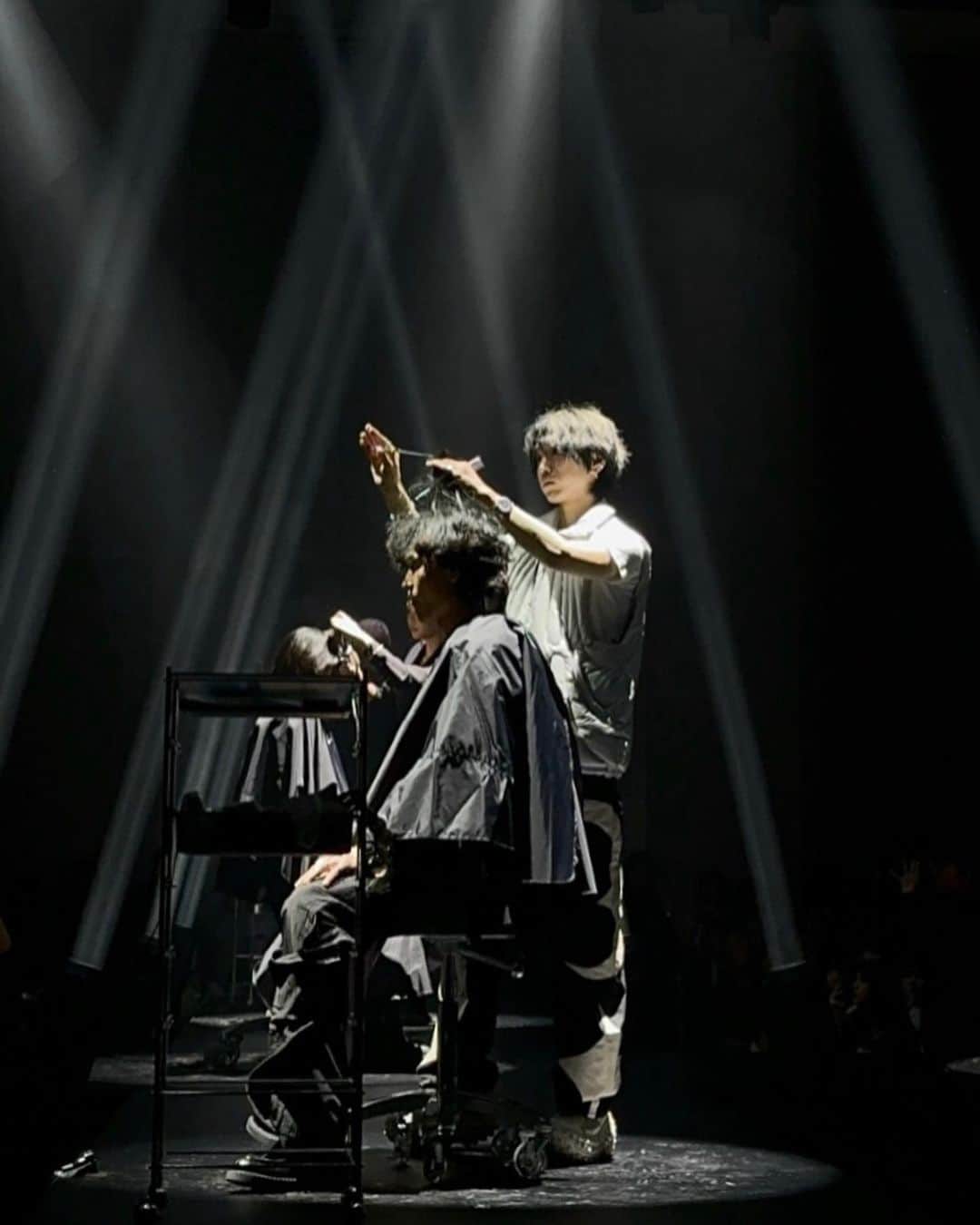 大西 祐也のインスタグラム：「SHIMA LIVE HAIR SHOW 2023 -EVOLUTION- ご来場いただきありがとうございました 🩶 ㅤㅤㅤㅤㅤㅤㅤㅤㅤㅤㅤㅤㅤ ㅤㅤㅤㅤㅤㅤㅤㅤㅤㅤㅤㅤㅤ5回目の出演となる 今回のステージは Malibu Scene でした 🪩 LAのゴリゴリのメンズシーンだったので 久しぶりに自分にハイライトを入れてもらったり モヒカンや、アフロヘアーに挑んだり 初めての事に挑戦させて頂けるこの環境に感謝です✨ ㅤㅤㅤㅤㅤㅤㅤㅤㅤㅤㅤㅤㅤ 美容学生の頃からSHIMAのヘアショーが大好きなので 他のシーンのステージに感動して泣きそうになったり ショーが終わった後の達成感も最高でした❕ 関わってくれたアシスタントの子達や 観に来てくれた美容学生の方々、 いつか一緒のステージに立てたら嬉しいです🔥 ㅤㅤㅤㅤㅤㅤㅤㅤㅤㅤㅤㅤㅤㅤㅤㅤㅤㅤㅤㅤㅤㅤㅤㅤㅤㅤㅤㅤㅤㅤㅤㅤㅤㅤㅤㅤㅤㅤㅤ 僕のお客様にもたくさん観に来て頂いて嬉しかったです！ また来年も絶対出るので、興味があるフォロワーの方は ぜひ気軽に観に来てください 🫶🏻」