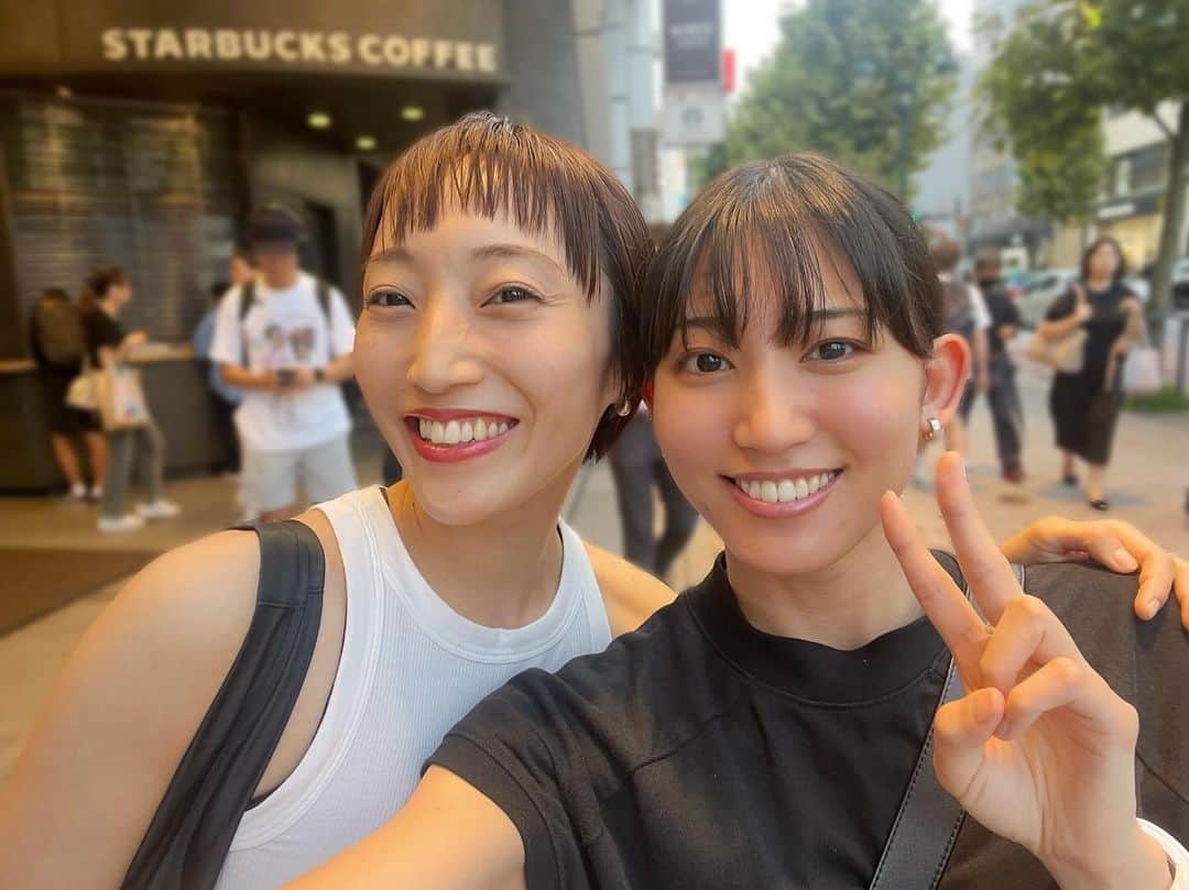 七木奏音のインスタグラム：「夏にばったり あきのさんに会えた日。  階段登ってたらあきのさんが歩いてるのが見えて追いかけた。 あ〜嬉しかったなぁ。 あきのさんらしくいつまでも美しい。  #いつも肩幅ほめてくれる」