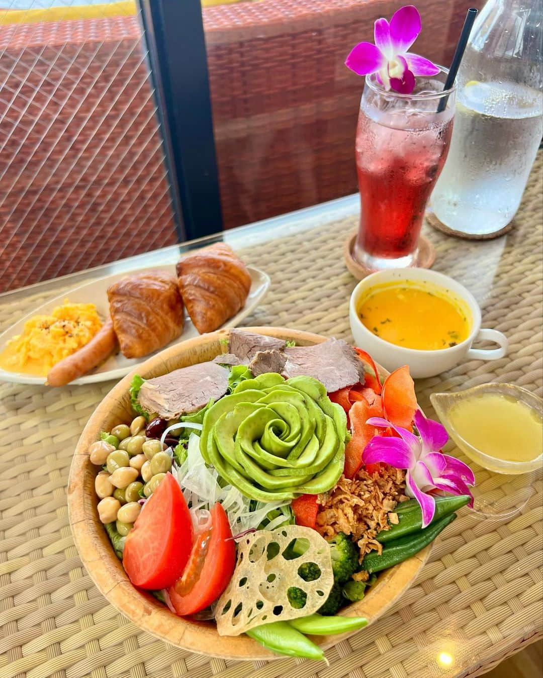 草野春香のインスタグラム：「.🥗🍹🥑🥐🌺  何年かぶりのKAPUKA🌞🌈 モーニングに行ったんだけど 変わらずサラダのボリュームが凄かった💯  #沖縄旅行 #沖縄観光 #okinawa #沖縄 #okinawatrip #americanvillage #アメリカンビレッジ #okinawajapan #沖縄カフェ #北谷カフェ #沖縄カフェ巡り #北谷」