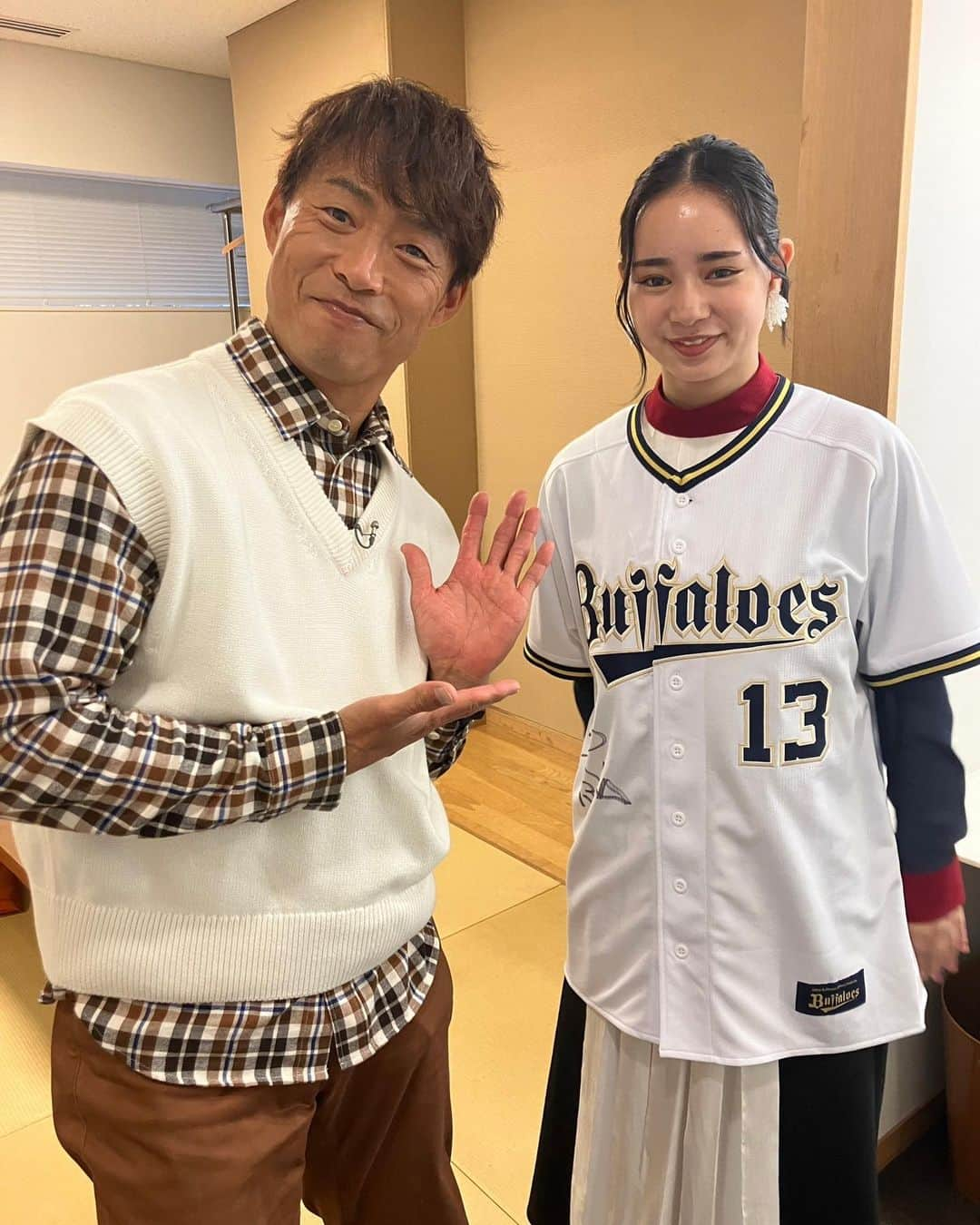 宮城弥生さんのインスタグラム写真 - (宮城弥生Instagram)「昨日の「newsおかえり」 阪神・オリックス優勝パレードの生中継 を観て下さった方ありがとうございます！    選手の皆さんやファンの皆さんの幸せそうな表情を見ることができて、幸せを分けてもらった気分です！  そして、事務所の先輩で元阪神タイガースの選手をされていた桧山進次郎さんにご挨拶を行かせて頂いた時に一緒にお写真を撮って頂きました！ ありがとうございます！  昨日私は楽しくリフレッシュできた一日でした！  皆さんは昨日どんな一日でしたか!?ぜひ教えてください！」11月24日 14時45分 - yayoi5482