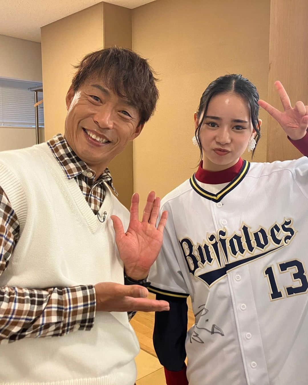 宮城弥生さんのインスタグラム写真 - (宮城弥生Instagram)「昨日の「newsおかえり」 阪神・オリックス優勝パレードの生中継 を観て下さった方ありがとうございます！    選手の皆さんやファンの皆さんの幸せそうな表情を見ることができて、幸せを分けてもらった気分です！  そして、事務所の先輩で元阪神タイガースの選手をされていた桧山進次郎さんにご挨拶を行かせて頂いた時に一緒にお写真を撮って頂きました！ ありがとうございます！  昨日私は楽しくリフレッシュできた一日でした！  皆さんは昨日どんな一日でしたか!?ぜひ教えてください！」11月24日 14時45分 - yayoi5482