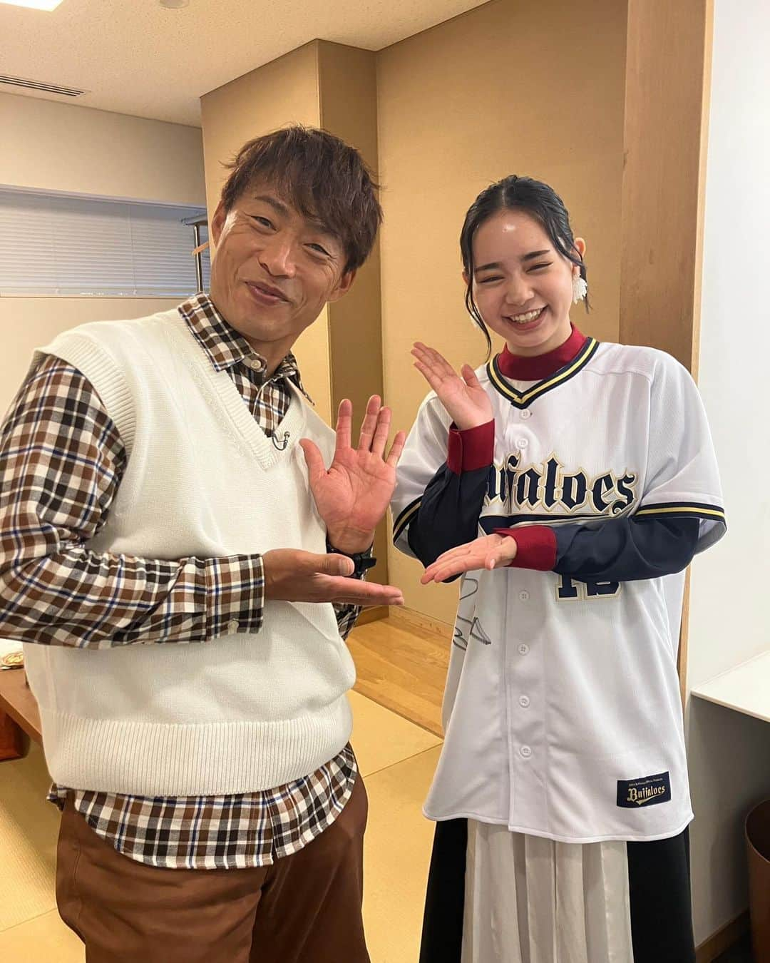 宮城弥生さんのインスタグラム写真 - (宮城弥生Instagram)「昨日の「newsおかえり」 阪神・オリックス優勝パレードの生中継 を観て下さった方ありがとうございます！    選手の皆さんやファンの皆さんの幸せそうな表情を見ることができて、幸せを分けてもらった気分です！  そして、事務所の先輩で元阪神タイガースの選手をされていた桧山進次郎さんにご挨拶を行かせて頂いた時に一緒にお写真を撮って頂きました！ ありがとうございます！  昨日私は楽しくリフレッシュできた一日でした！  皆さんは昨日どんな一日でしたか!?ぜひ教えてください！」11月24日 14時45分 - yayoi5482