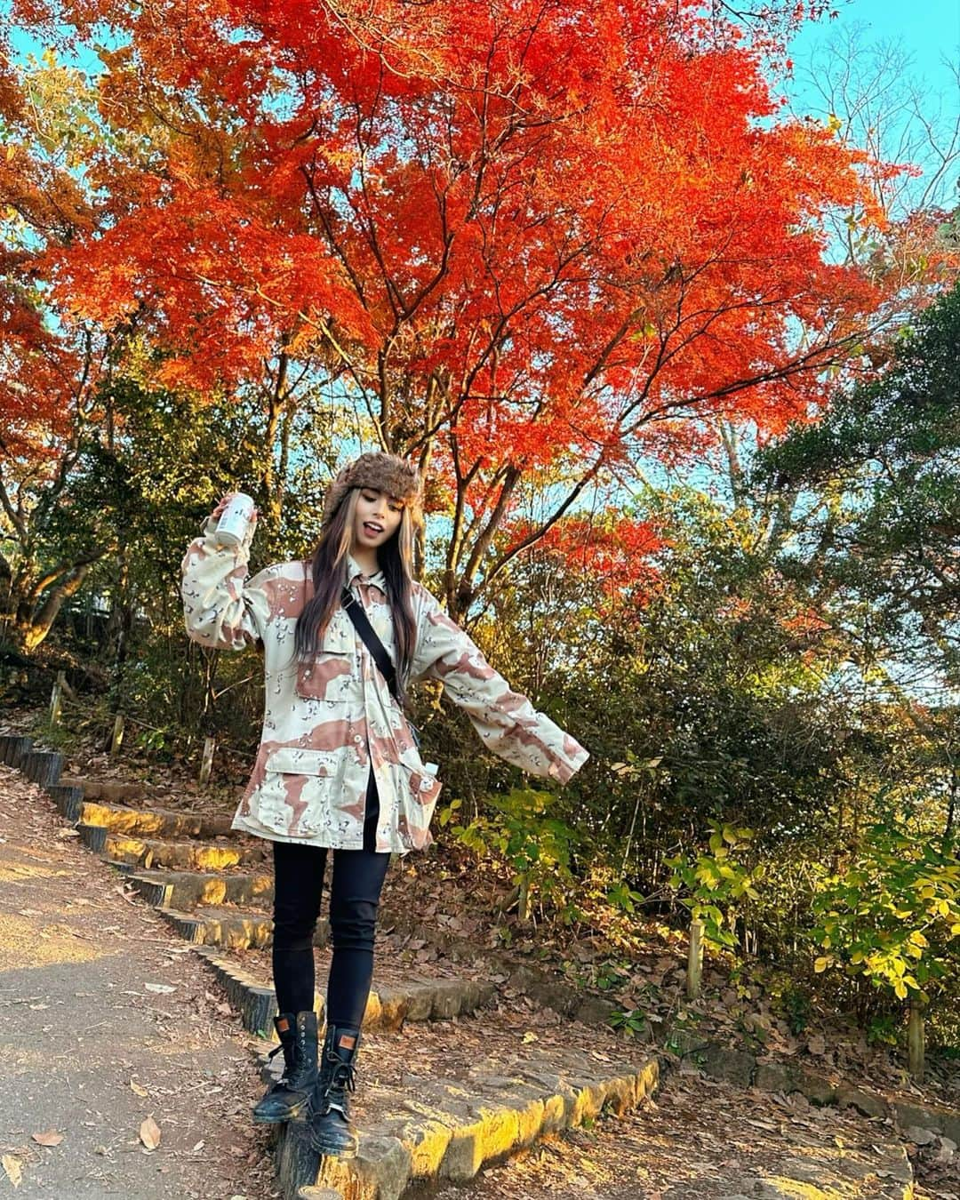 あやか（石山彩花）さんのインスタグラム写真 - (あやか（石山彩花）Instagram)「高尾山もみじまつり🍁  6号路を登って山頂でビール🍻 今年はたくさん紅葉感じた！ 綺麗すぎたなぁ。また登る。  髪巻いてったのに山の湿度で 山頂着く時にはストレートでした笑  #あいさつは幸せを呼ぶ小さな魔法  とゆうことで通りすがる登山客の皆様にこんにちわ！ってたくさん挨拶した🤣🤣こんにちわ！って返ってくると幸せな気持ちになれました！笑  #高尾山 #もみじまつり #🍁 #紅葉スポット #山」11月24日 14時48分 - ayakateen821