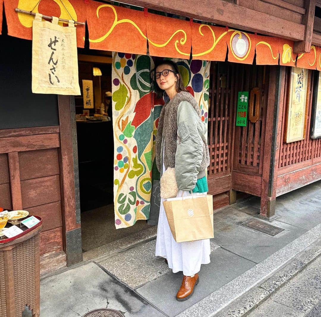 kazumiさんのインスタグラム写真 - (kazumiInstagram)「大極殿本舗へ🍵 以前取材にも行かせてもらったことがあり その時食べたカステラが本当においしくて🤤 今回もお土産にもゲット♡ パッケージも可愛い。 お店で和菓子を頂くこともできるよ🍡  #京都#京都観光#kazumiおやつ#大極殿本舗#カステラ#わらびもち#京都土産#kazumi旅#お土産」11月24日 14時49分 - kazumi0728