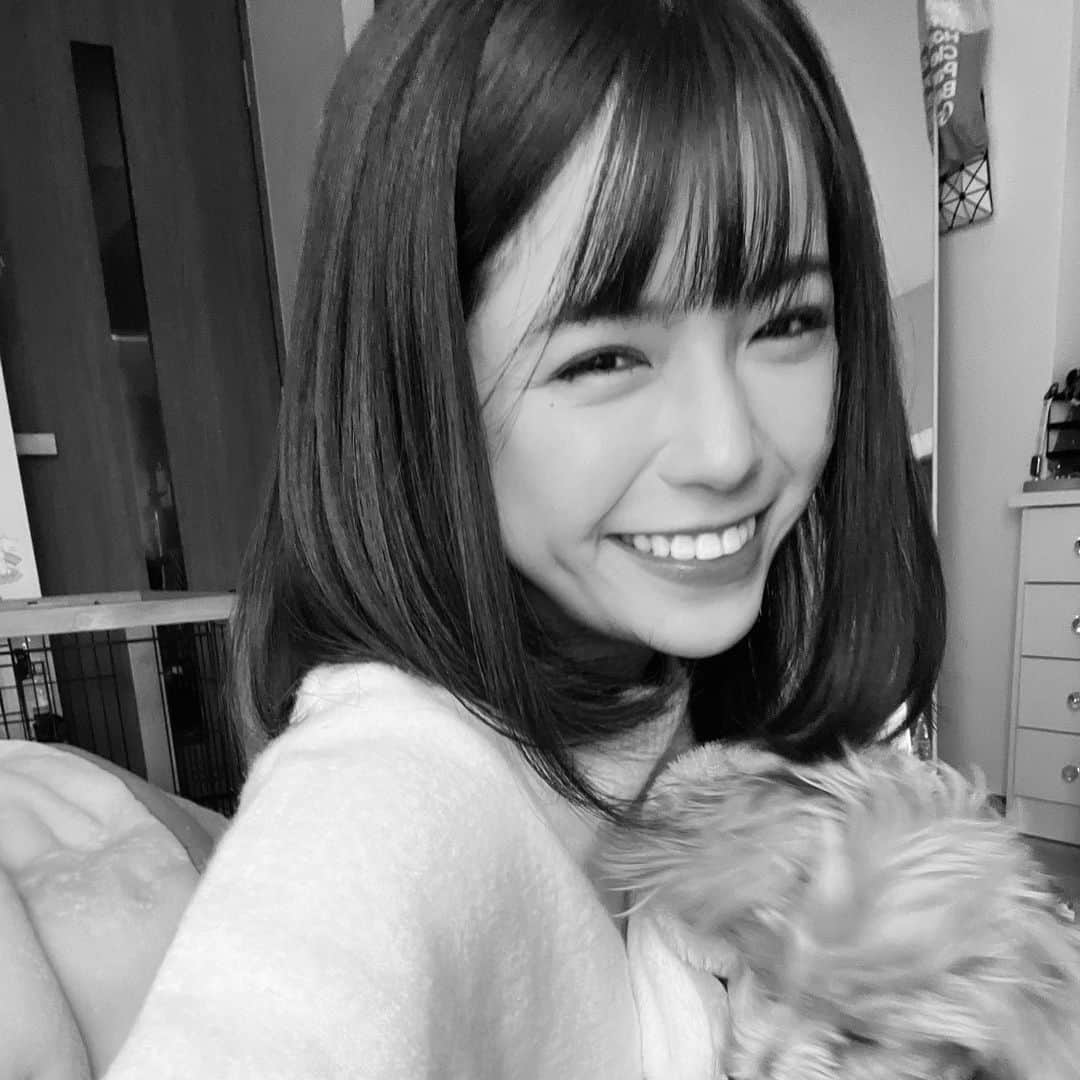 村山優香のインスタグラム：「本日21:00～ ファンクラブで配信するよん😎」