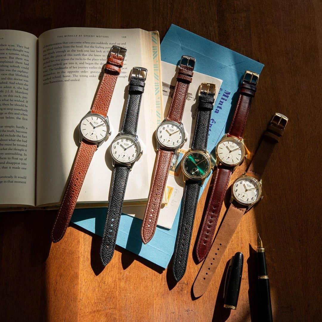 FUDGEさんのインスタグラム写真 - (FUDGEInstagram)「‣ ‣ ‣《クオ》の腕時計「オールドスミス 90-001」がボーイな彼女の相棒   ∟(@kuoe_official)  クラシックウォッチの魅力を世界に発信する京都発の腕時計ブランド《KUOE(クオ)》。中でも、ボーイッシュなコーディネートが好きなFUDGEガールに相棒として迎え入れてほしいのが、 ブランドのアイコンモデルでもある「オールドスミス 90-001」。小さすぎず、大きすぎない35mmのフェイスは使い勝手抜群！アンティークウォッチを彷彿とさせる洗練された佇まいが、マニッシュな装いに品を添えてくれる。さらに、日本製の高品質な逸品が低価格で手に入れられ るのが同ブランドのすごみ。今日から始まるお得なクーポンもあるらしい。この機会にぜひチェックして。  PHOTO 01 300通り以上のカスタマイズができる「オールドスミス 90-001」。ここに並んでいる6本もすべ て同じモデルだけれど、文字盤やベルトの組み合わせを変えるだけで表情がガラッと変わるのが 面白い。フェイスはシルバーとゴールドから、文字盤やベルトも豊富なバリエーションの中から自 由に選んでみよう。時を経ても愛し続けられる1本に出会えるはず。友人やパートナーと色違いでお揃いにするのもいいかも。  すべてOLD SMITH 90-001 ¥29800／KUOE @kuoe_official   PHOTO 02  シャツ×ネクタイのアイビーなコーディネートには、グリーンの文字盤の「オールドスミス 90-001」で彩りを添えて。上品なセミマットのブラウンのレザーベルトを組み合わせて、装いをグッ とクラスアップ。  OLD SMITH 90-001 ¥29800/KUOE @kuoe_official  シャツ¥42900/Caledoor(ブリティッシュメイド 銀座店)、ネクタイ¥19800/Atkinsons (ブリティッシュメイド 銀座店)、メガネ/スタイリスト私物    PHOTO 03  デニムジャケット×スウェットのボーイッシュな装いには、黒の文字盤にゴールドのアラビアイン デックスがクラシカルな印象の「オールドスミス 90-001」を。ライチレザーを施したレザーベルトもブラックで統一すれば、コーデをグッと引き締めてくれる、シックでかっこいい見た目 に。  OLD SMITH 90-001 ¥29800/KUOE @kuoe_official  ジャケット¥37400、トレーナー¥23100/ともにOMNIGOD(ドミンゴ)、タートルネックプ ルオーバー/スタイリスト私物  == special coupon ==   一年に一度だけのKUOEのブラックフライデーセールが12月3(日)まで開催中。クーポンコード 「bf2023」を入力すれば全商品ディスカウント。 詳しくは @kuoe_official をチェック!   ============  #PR #kuoekyoto #kuoe #クオ  ▼Shop list  ブリティッシュメイド 銀座店 tel:03-6263-9955 ドミンゴ tel:03-3470-6510  photograph_Taniguchi Daisuke  styling_Ogura Fuko  edit_Sotani Miho  - - - - - - - - - - - - - - - 全国の書店、コンビニ、webで人気販売中です！◎ ぜひ最新号をゲットして @fudge_magazine をタグ付けしてくださいね！  《FUDGEの他のアカウントも更新中》 ⌎men'sFUDGE @mensfudge ⌎snap @fudge_snap ⌎online store @fudge_online_store ⌎friend @fudge_friend ⌎coffee @fudge_coffee  #fudge #ファッジ #fudge_magazine #洋服好きな人と繋がりたい #服好き #おしゃれ女子 #おしゃれ好き #お洒落好き #お洒落女子 #ニットコーデ #セーター #ジーンズ #デニムコーデ #靴 #トップス #コーディネート #カジュアルコーデ #秋コーデ #秋冬コーデ #冬コーデ」11月24日 14時53分 - fudge_magazine