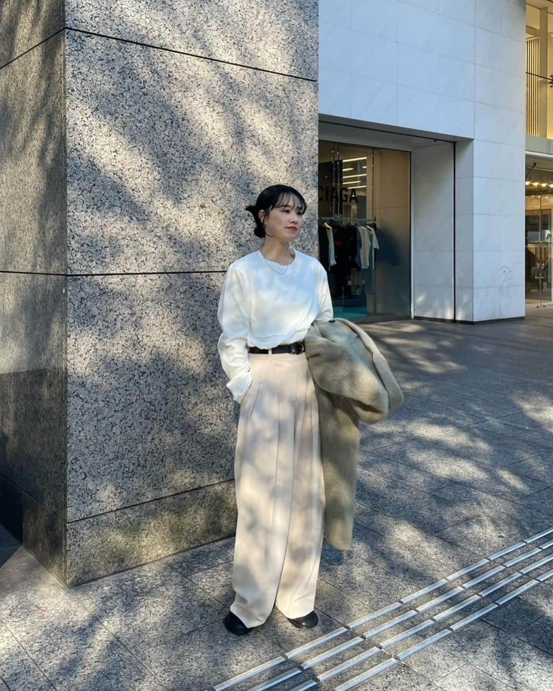 ETRÉ TOKYO ストアさんのインスタグラム写真 - (ETRÉ TOKYO ストアInstagram)「@etretokyo  【 Recommend Items 】  ㅤㅤㅤ ㅤㅤㅤ #ETREレイヤードライクロンTee WHITE / BLACK / BEIGE F size ¥14,300(tax in) ㅤㅤㅤ ㅤㅤ ㅤㅤㅤ新宿スタッフ @etretokyo_yumi 150cm BEIGE 着用  @etretokyo_risa 160cm WHITE 着用  ㅤㅤㅤ  ㅤㅤㅤ┈┈┈┈┈┈┈┈┈┈┈┈┈┈┈┈┈┈┈ ㅤㅤㅤ ㅤㅤ  【INFORMATION】 ⁡ㅤㅤㅤ ⁡ ※ ルミネカード会員様限定で店舗通販のご利用が可能です。  ⁡ ※お電話がつながりにくい可能性がございます。 ⁡ ※また混雑時には入場制限及び 試着点数の制限を設けさせて頂きます。 予めご了承ください。 ⁡ ⁡ ご理解、ご協力を賜りますよう 心よりお願い申し上げます。   ㅤㅤㅤ 【LUMINE SHINJUKU STORE】 ETRÉ TOKYO ルミネ新宿2店 TEL：03-5989-0979  ー営業時間ー (平日、土日祝)11:00-21:00 ⁡  #etretokyo#etre#fashion#etretokyoshinjuku #etre#2023etre#etretokyo_staff_ootd#2023aw #大人ファッションコーデ #シンプルスタイル  #オトナカジュアルコーデ #カットソー #タックパンツ #レイヤードスタイル」11月24日 14時54分 - etretokyo_store