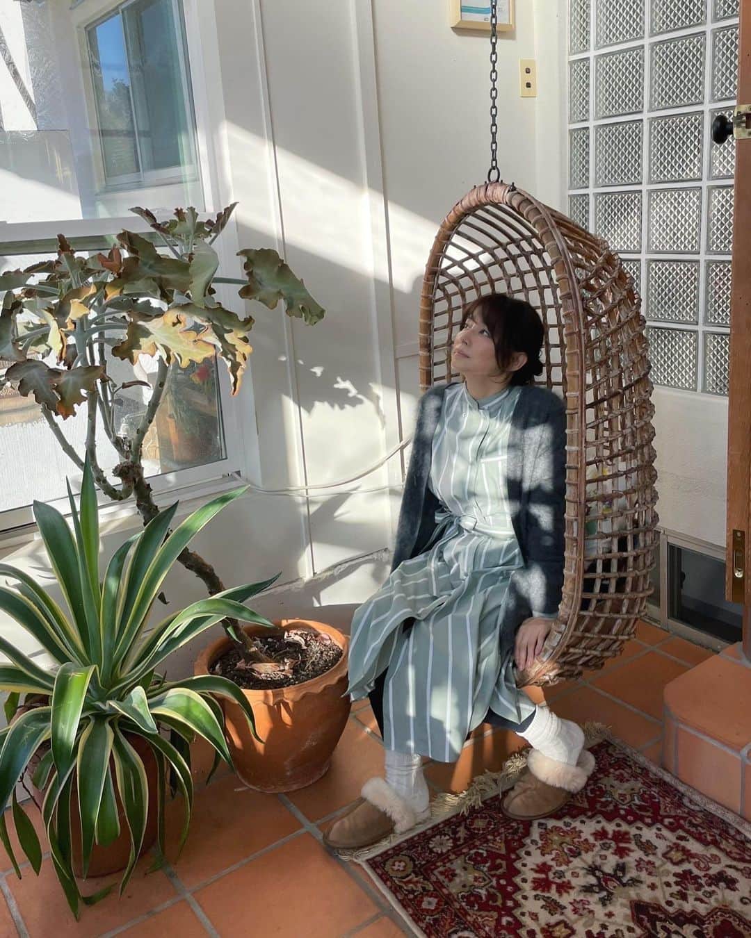石田ゆり子さんのインスタグラム写真 - (石田ゆり子Instagram)「撮影現場の素敵なお家には ブランコとサンルームがありました。 どちらも私の憧れです…。 新しい作品の詳細は、追ってお知らせしますね。 とても素敵な物語です。 ちなみにこれは、回想のシーンなので なんというか若めに👀作っていただいた わたくしでありまして。」11月24日 14時57分 - yuriyuri1003