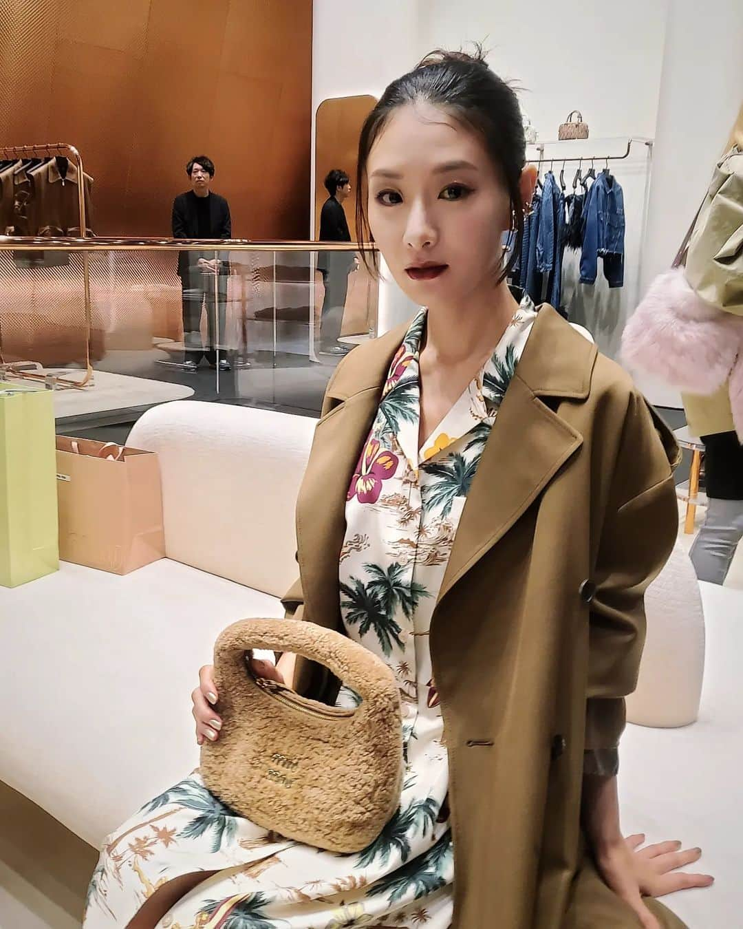 玄里さんのインスタグラム写真 - (玄里Instagram)「日本で初めて開催されたMiu Miu Club 能に招待して頂きました 700年続く能の歴史でも珍しい、女性能楽師 鵜澤光さんによる舞台でした。 ぎゅっと濃縮された時間の中、普段映像で仕事をしている自分としては「どうして能を始めた方はお面をつけることを選んだのだろう」と気付けばそんなことを考えていました。鵜澤さんや、場の持つエネルギーに圧倒された夜でした。  It was so much fun night with Miu Miu club TOKYO for Noh(能) event. It's a rare chance to watch this traditional culture even you live in Japan, I was overwhelmed. Thanks for having me @miumiu 🧸🩶  #MiuMiu #MIUMIUCLUBTOKYO #pr」11月24日 14時57分 - hyunri__official