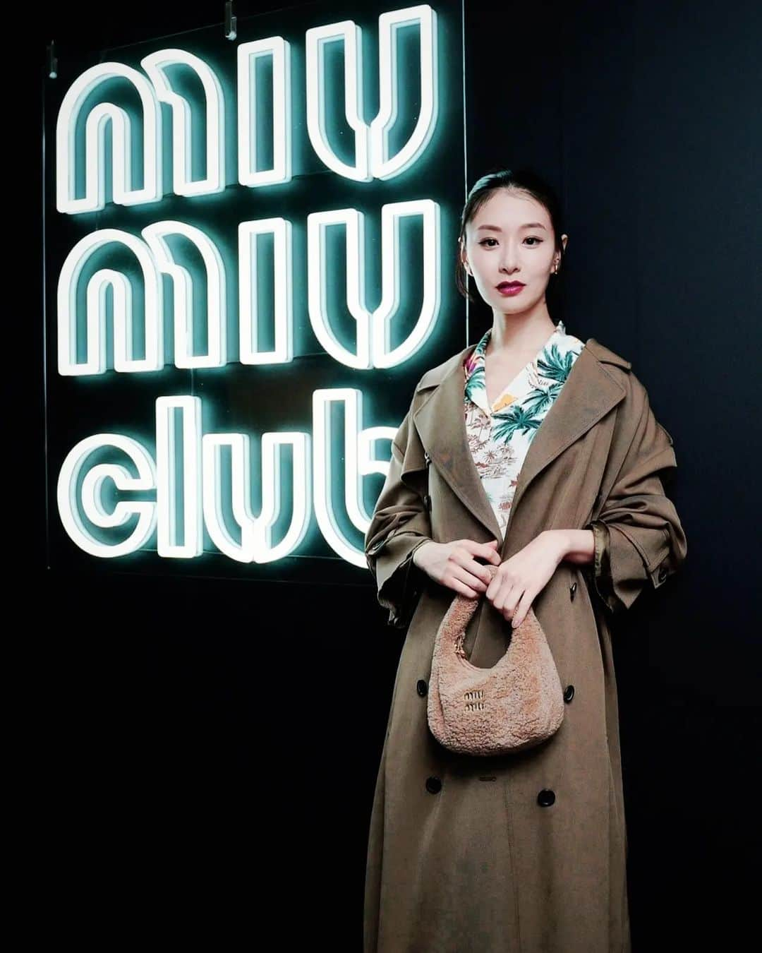 玄里のインスタグラム：「日本で初めて開催されたMiu Miu Club 能に招待して頂きました 700年続く能の歴史でも珍しい、女性能楽師 鵜澤光さんによる舞台でした。 ぎゅっと濃縮された時間の中、普段映像で仕事をしている自分としては「どうして能を始めた方はお面をつけることを選んだのだろう」と気付けばそんなことを考えていました。鵜澤さんや、場の持つエネルギーに圧倒された夜でした。  It was so much fun night with Miu Miu club TOKYO for Noh(能) event. It's a rare chance to watch this traditional culture even you live in Japan, I was overwhelmed. Thanks for having me @miumiu 🧸🩶  #MiuMiu #MIUMIUCLUBTOKYO #pr」