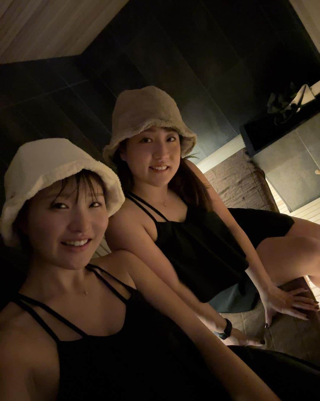 原つむぎさんのインスタグラム写真 - (原つむぎInstagram)「福岡のプライベートサウナ 脈-MYAKU- @myaku_sauna に行ってきました🤍 その名の通り脈で入るサウナなの🧖🏻‍♀️斬新!新鮮!! セルフロウリュもしたりふたりで熱波師ごっこしたりしてめっちゃ楽しかった😂ロウリュ2杯からの熱波師ごっこはあっつあつで痛いレベル🔥笑 水風呂も元々は15度くらい(?)の設定なんだけど5℃の冷水が出てくる蛇口もあって自分の好きな温度に調整できるし外気浴もあるしほんとに最高でした🥹 また行きたい🧖🏻‍♀️🤍  #福岡サウナ  #天神サウナ  #プライベートサウナ  #脈  #MYAKU」11月24日 14時59分 - haratsumugi