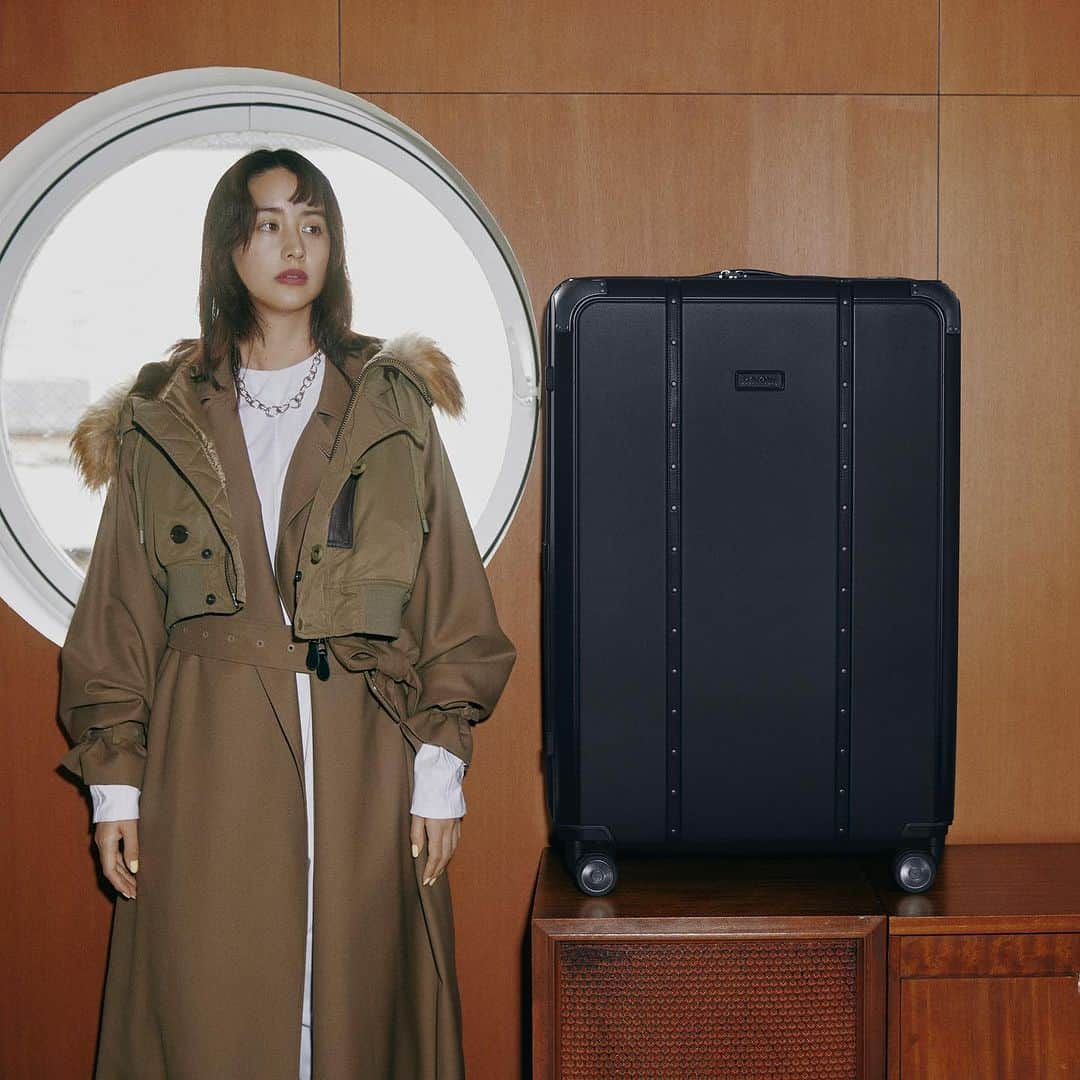 The Fashion Postのインスタグラム：「#select Samsonite BLACK LABEL with Mizuki Yamamoto 『最高の相棒を求めて。山本美月が出合うサムソナイト・ブラックレーベル〈後編〉』  ラストを飾るのは、長期の海外旅行や出張にも頼りになる「RE.CLASSIC」のスピナー82。静かでスムーズな走行性を叶えるボールベアリング内蔵のサスペンションホイールが搭載され、ついつい荷物が増えがちな旅も快適に過ごせる。フロントに配されたスタッズ付のストラップが、どんなコーディネートにも合わせやすいブラックの色味の中でよく映え、エッジの効いたスタイルを強調。自分のスタイルにぴったりなスーツケースを見つけて、この冬は Samsonite BLACK LABEL と旅に出たい(最終回／全2回)。  model: Mizuki Yamamoto photography: Saki Omi styling: Chikako Aoki hair & make up: Momiji Saito text: Risa Matsumoto edit: Natsume Horikoshi & Risa Matsumoto  #tfp #thefashionpost #SamsoniteBLACKLABEL #サムソナイトブラックレーベル #山本美月 #MizukiYamamoto #pr」