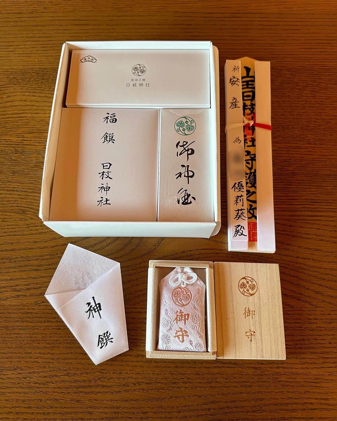 ゆりあさんのインスタグラム写真 - (ゆりあInstagram)「＊ご報告＊ 私事ではありますが、この度大切な新しい命を授かりました。 無事安定期に入り、安産祈願のため日枝神社にお詣りをしました。  つわりは全く無くたくさん食べているおかげか、赤ちゃんも平均より少し大きめにすくすくと育っております👼🏻💕  妊娠が発覚してからは今まで出来なかったネイルをしたり、爆食&アラーム無しの睡眠、読書や勉強をする時間も楽しくて、意外と充実しています。  (とにかく眠いのだけがツライ…) (ストーリーごはんばっかりでごめんなさい…笑)  「ゆっくりしてね、寝てね、食べてね」と優しすぎる旦那さん🐻のおかげで、妊婦生活や出産や育児に対して、何の不安もなく過ごせています。ありがとう🥹🤍  無事に産まれることを願いつつ、夫婦二人だけの生活と貴重なマタニティライフをしっかり楽しもうと思います。  -------------------------  変わらずInstagramを見てくださっている皆様、ありがとうございます。  一般OLだった私がモデルの仕事を始め、ミスワールドや舞台やオートサロンなど、様々な経験とこのアカウントを通して皆さんと繋がれていると思っています。  結婚して母になる一人の人間として、これからまた生き方が変わっていくかもしれませんが、温かく見守っていただけたら幸いです。  アップしたいものがたくさん溜まっている今日この頃。がんばります。  最後まで読んでくださりありがとうございました。  .  .  #妊娠報告 #安産祈願 #安産祈祷 #妊婦 #妊娠 #妊婦生活 #仲良し夫婦 #夫婦生活 #新婚生活 #日枝神社 #腹帯 #妊婦帯 #マタニティ #マタニティライフ #マタニティコーデ #ドレスワンピース #戌の日 #猿 #犬猿の仲 とは笑」11月24日 15時02分 - yuria___u