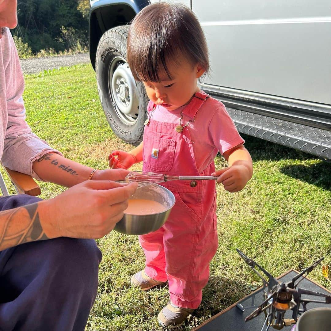 ANNA さんのインスタグラム写真 - (ANNA Instagram)「ちょっと前のCAMP飯🏕️  朝ごはんは娘が頑張って混ぜた米粉のパンケーキ🥞🥣 夜は鯖の炊き込みご飯と豚汁。  大人の分は後で味を足したりして、初めて同じキャンプ飯を食べました🍚 相当美味しかった様で鯖ご飯は4杯お代わりした娘😂  仲良くコテンとテントで先に就寝してくれたので、久しぶりに夫とお酒を飲んで楽しい時間を過ごしてみようと思ったのですが、、  子連れキャンプに体力消耗&妊娠後から"ほぼ"お酒は辞めたので一杯で撃沈🍶😇💤  快適に過ごせる様にと毎回レベルアップさせながらやる子連れキャンプですが、、、やっぱりハードに終わりました🙃🏕️  #子連れキャンプ #1歳女の子ママ #犬連れキャンプ #キャンプ飯」11月24日 15時12分 - anna_flare